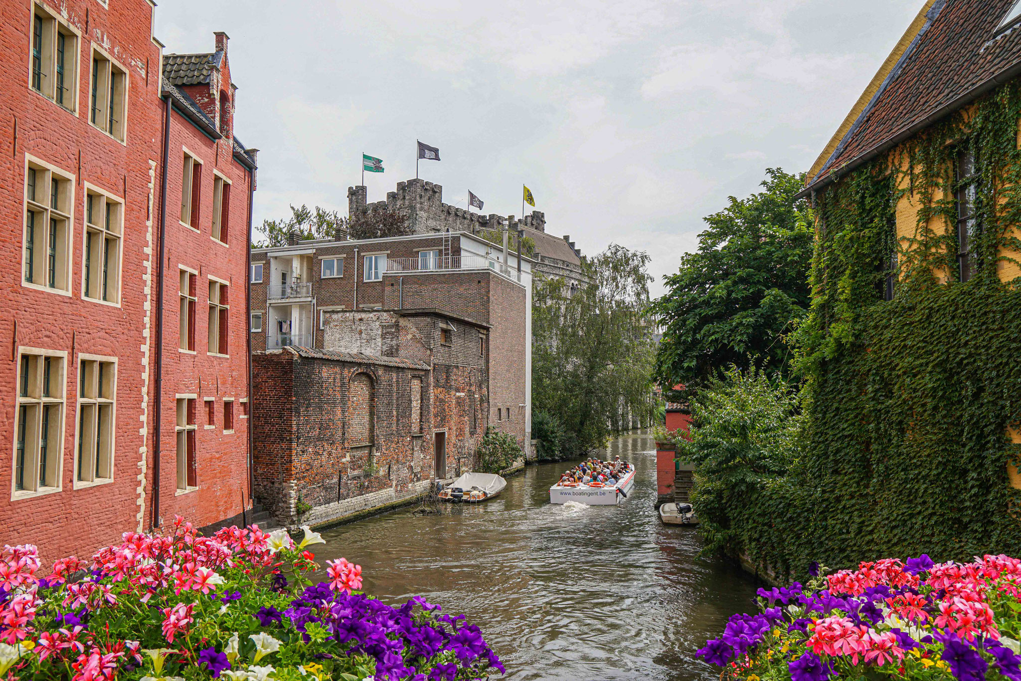 Stadtrundfahrten durch den Kanal sind auch in Gent möglich