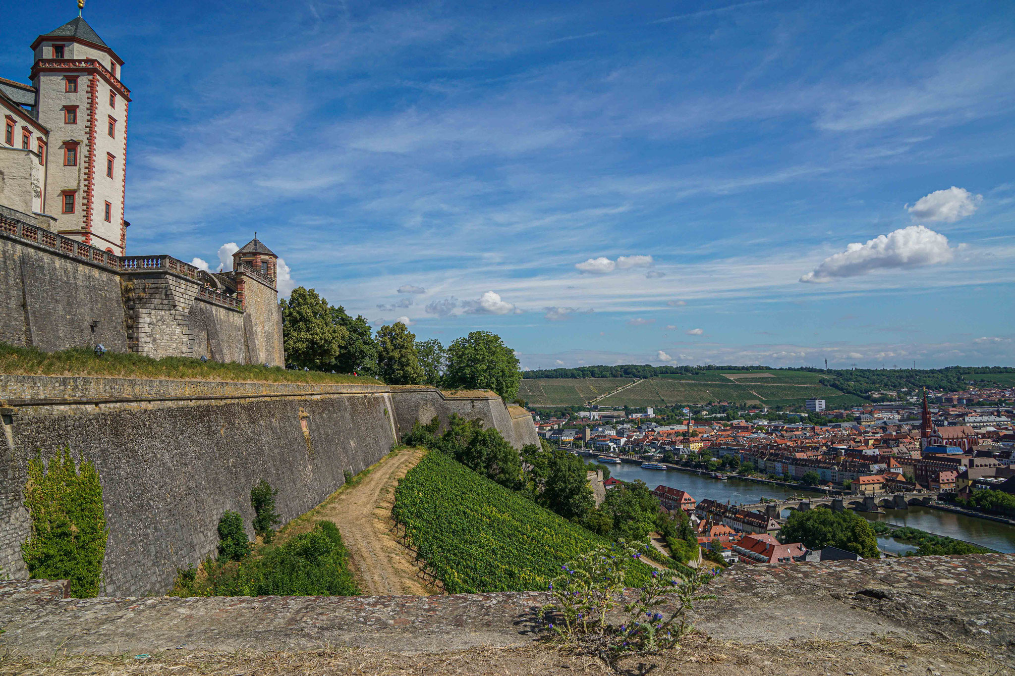 Von der Festung aus hat man einen tollen Blick auf die Weinhänge der Stadt