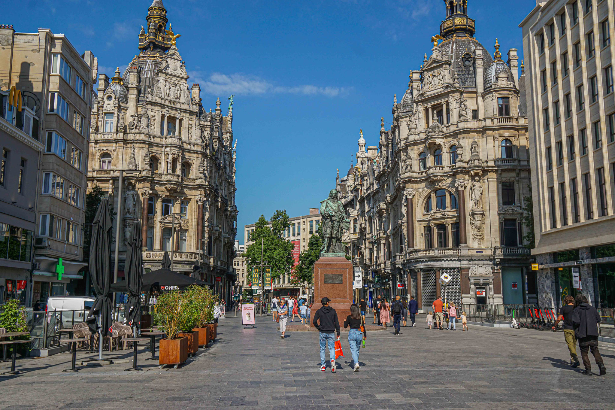 Spaziergang durch die schöne Innenstadt Antwerpens