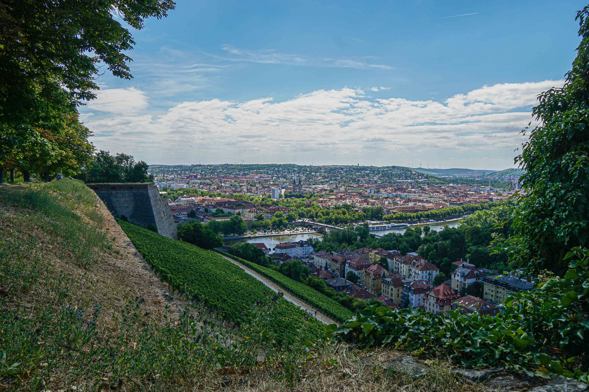 Auch einen Blick auf Würzburg und den Main kann man von hier aus genießen