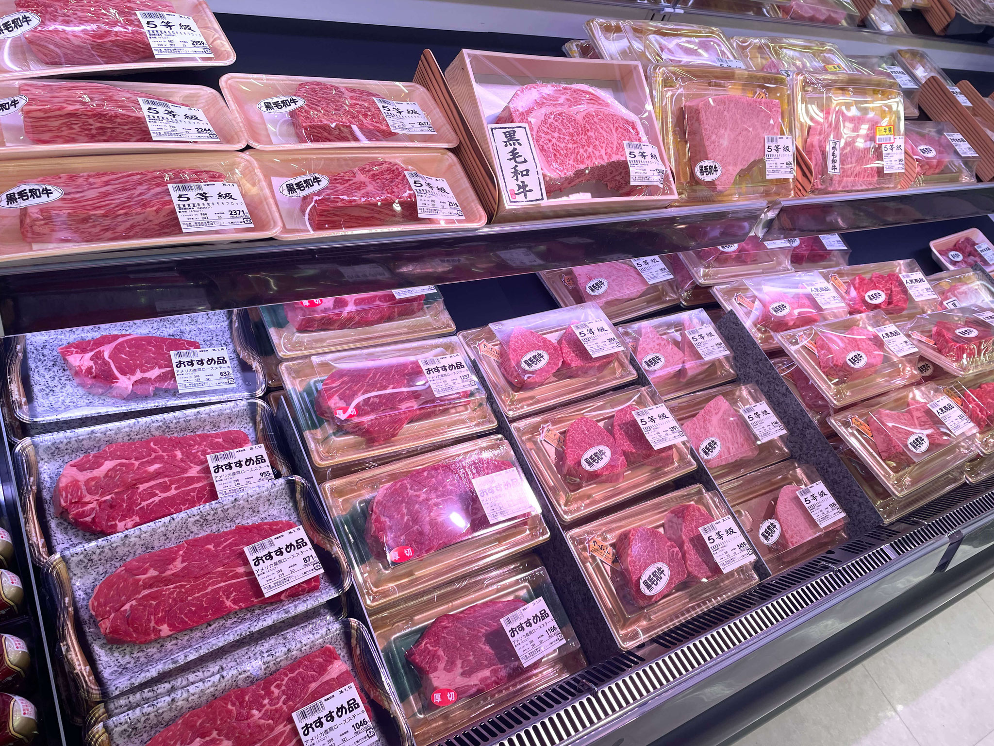 黒門中川精肉部の売り場