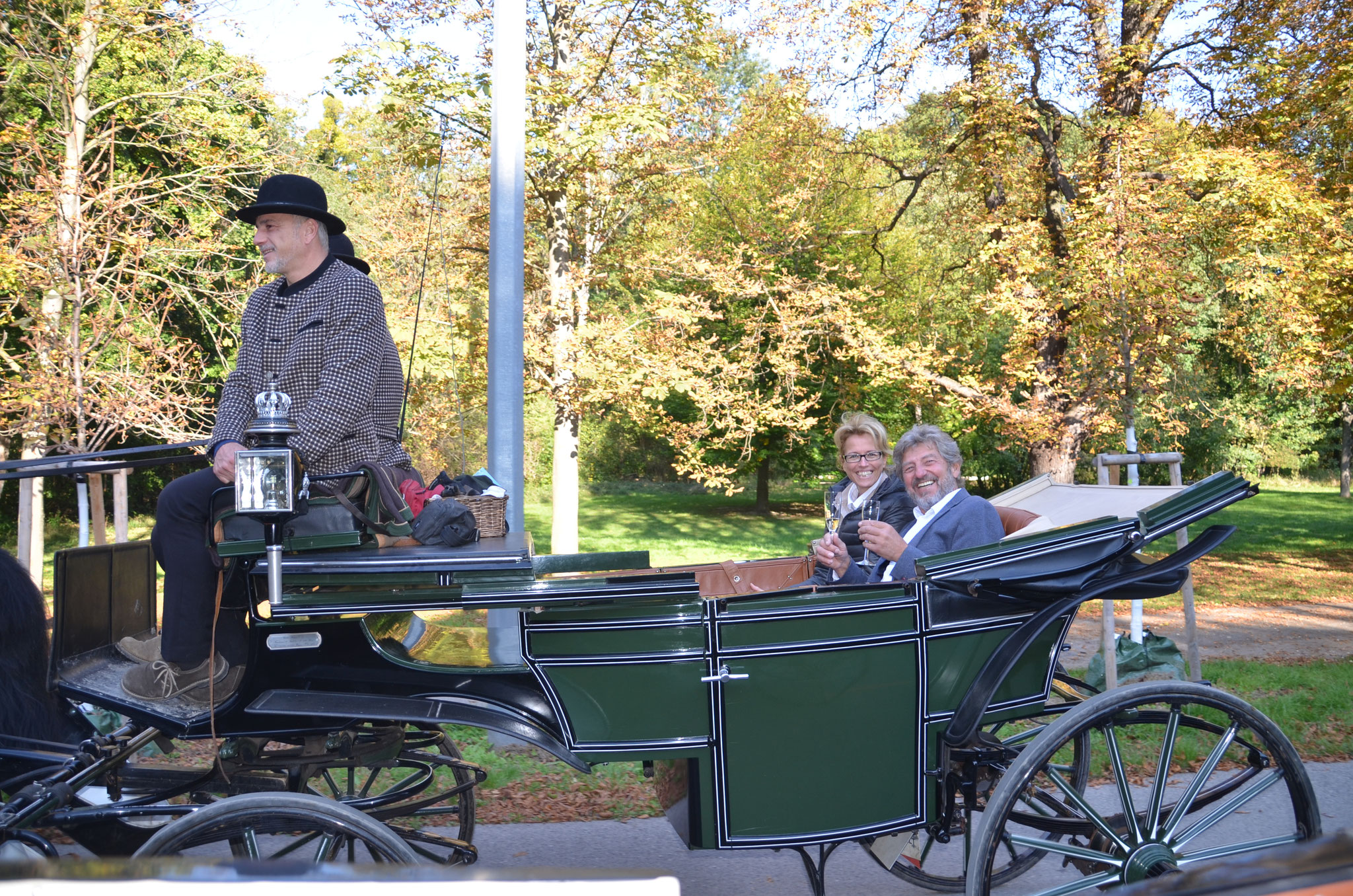 Alte Freundschaft rostet nicht. Eine Fahrt durch den Prater verbindet uns. Franz und Babs fahrne mit unseren Landauer duch die Hauptsallee