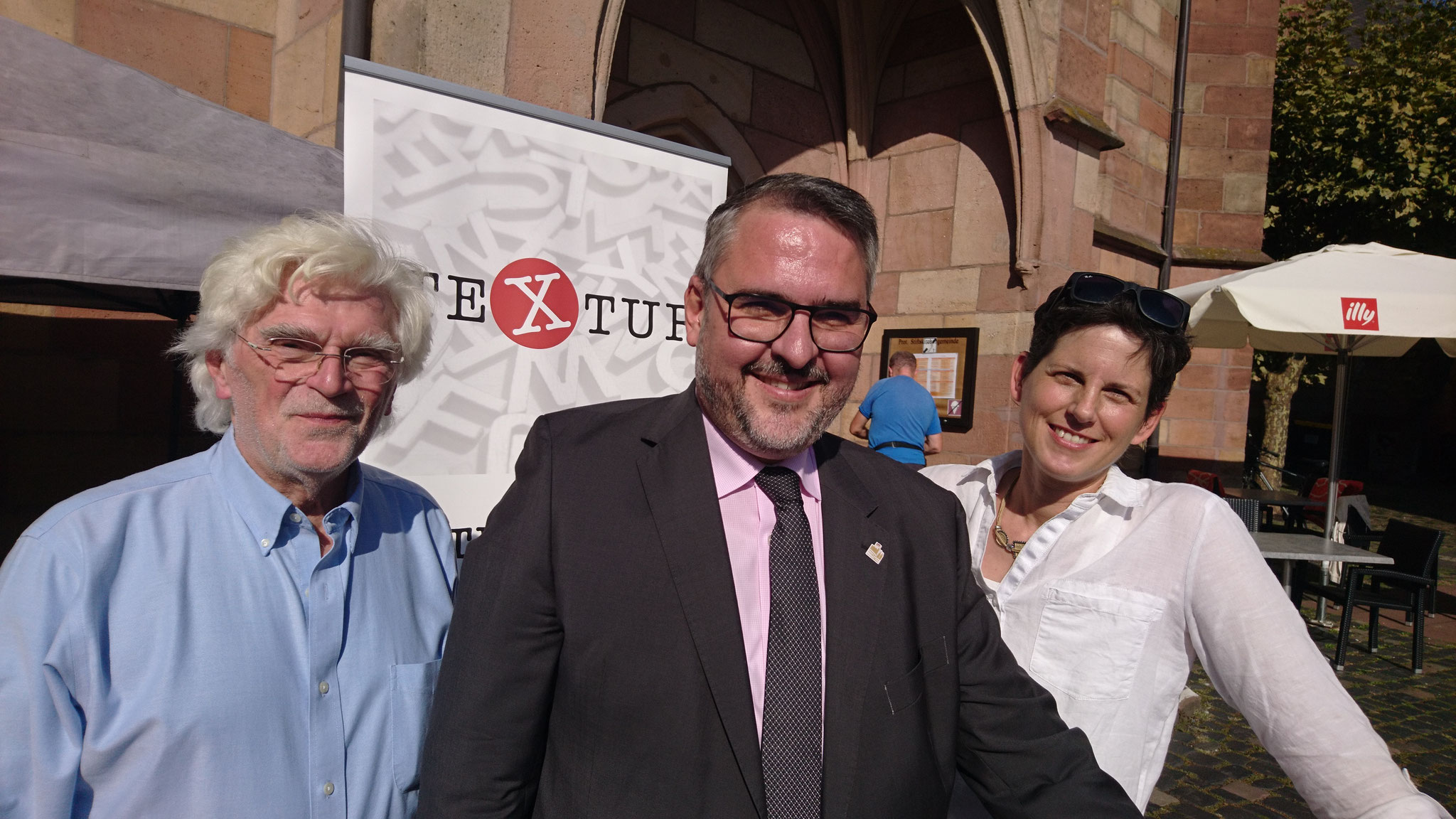 Auch Neustadts OB Marc Weigel (Mitte) lies sich eins flüstern. Mit im Bild: Wolfgang Allinger und Eva Hoffmann.