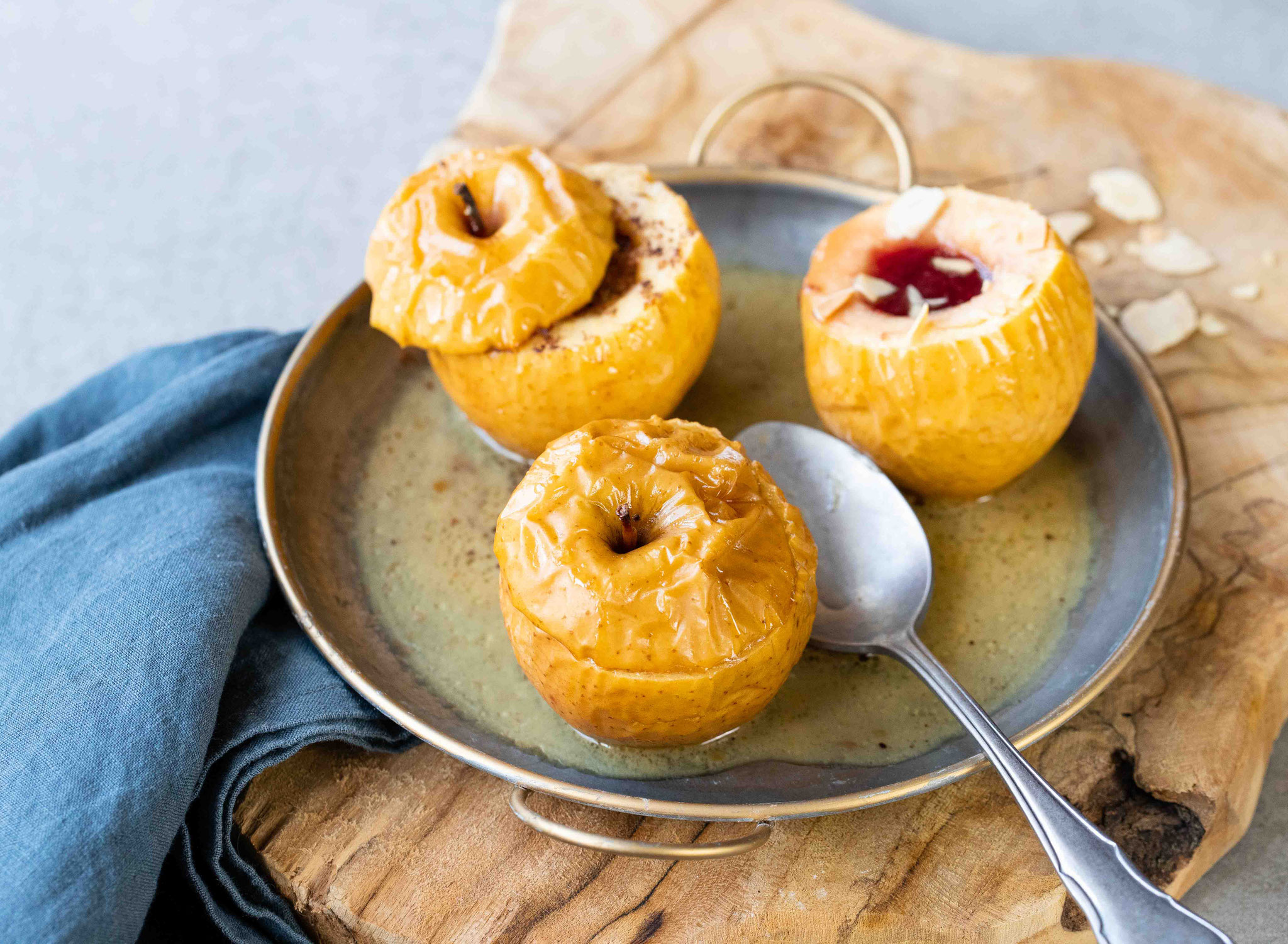 Café gourmand : tartelette crémeux chocolat, panna cotta au citron