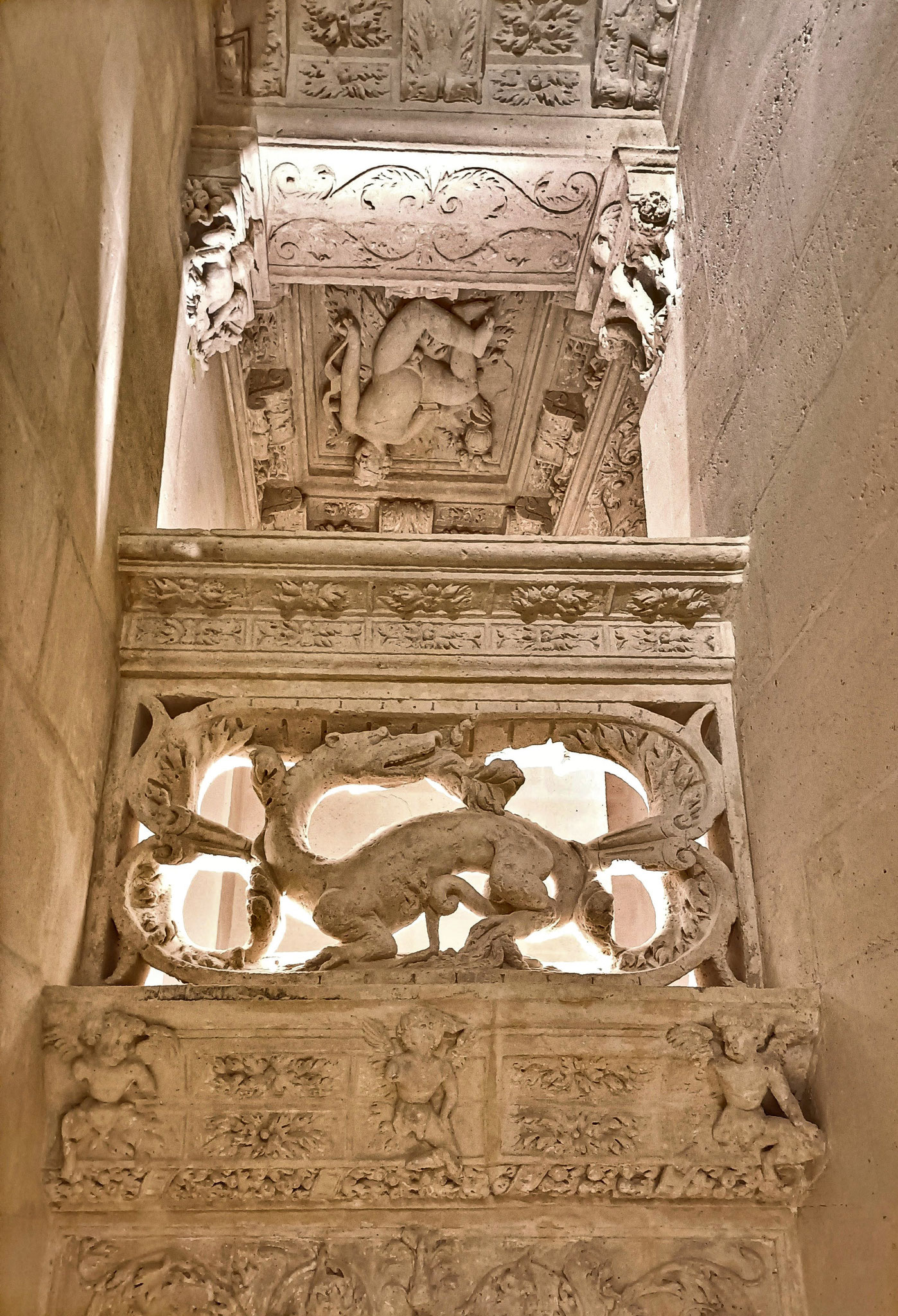 Les escaliers, décor de rambarde 
