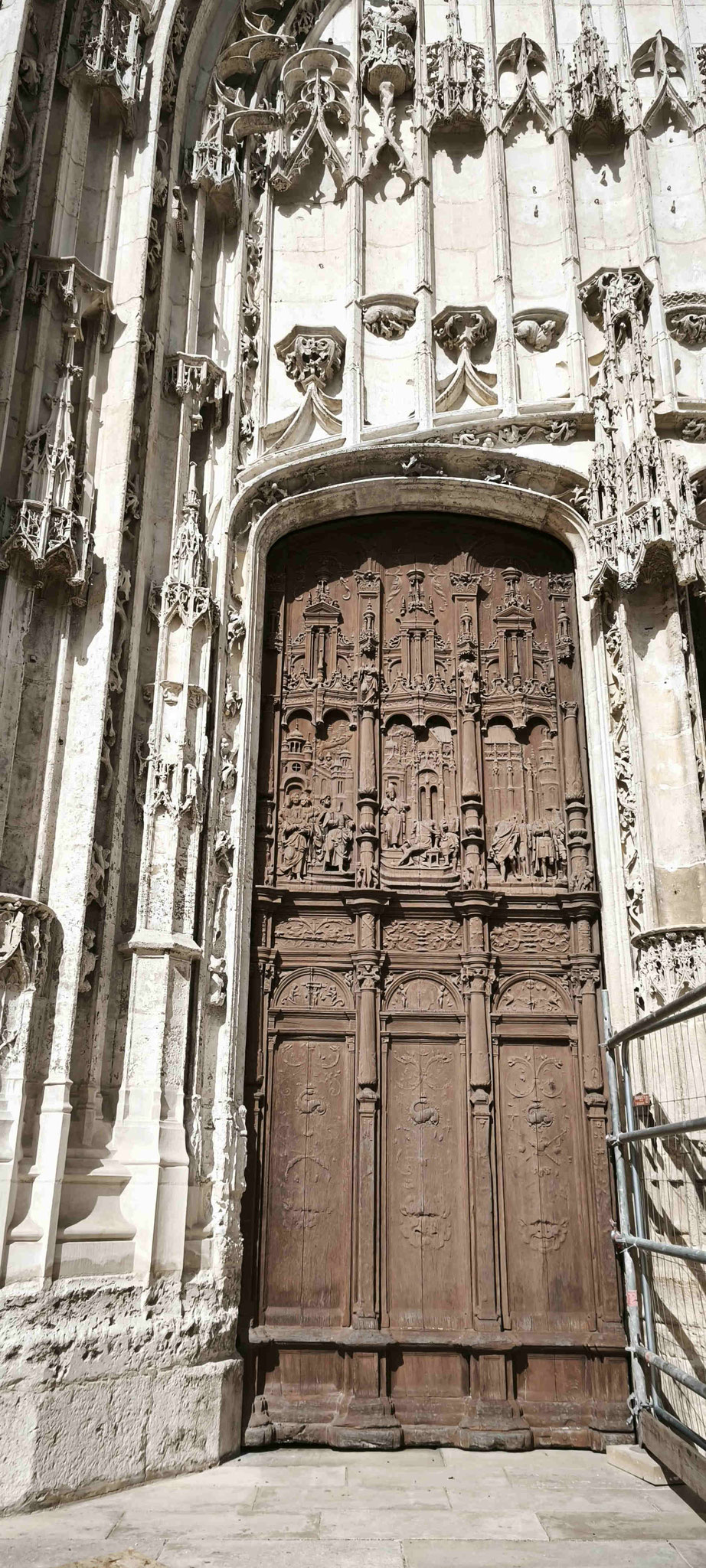 Portail sud, porte saint Pierre
