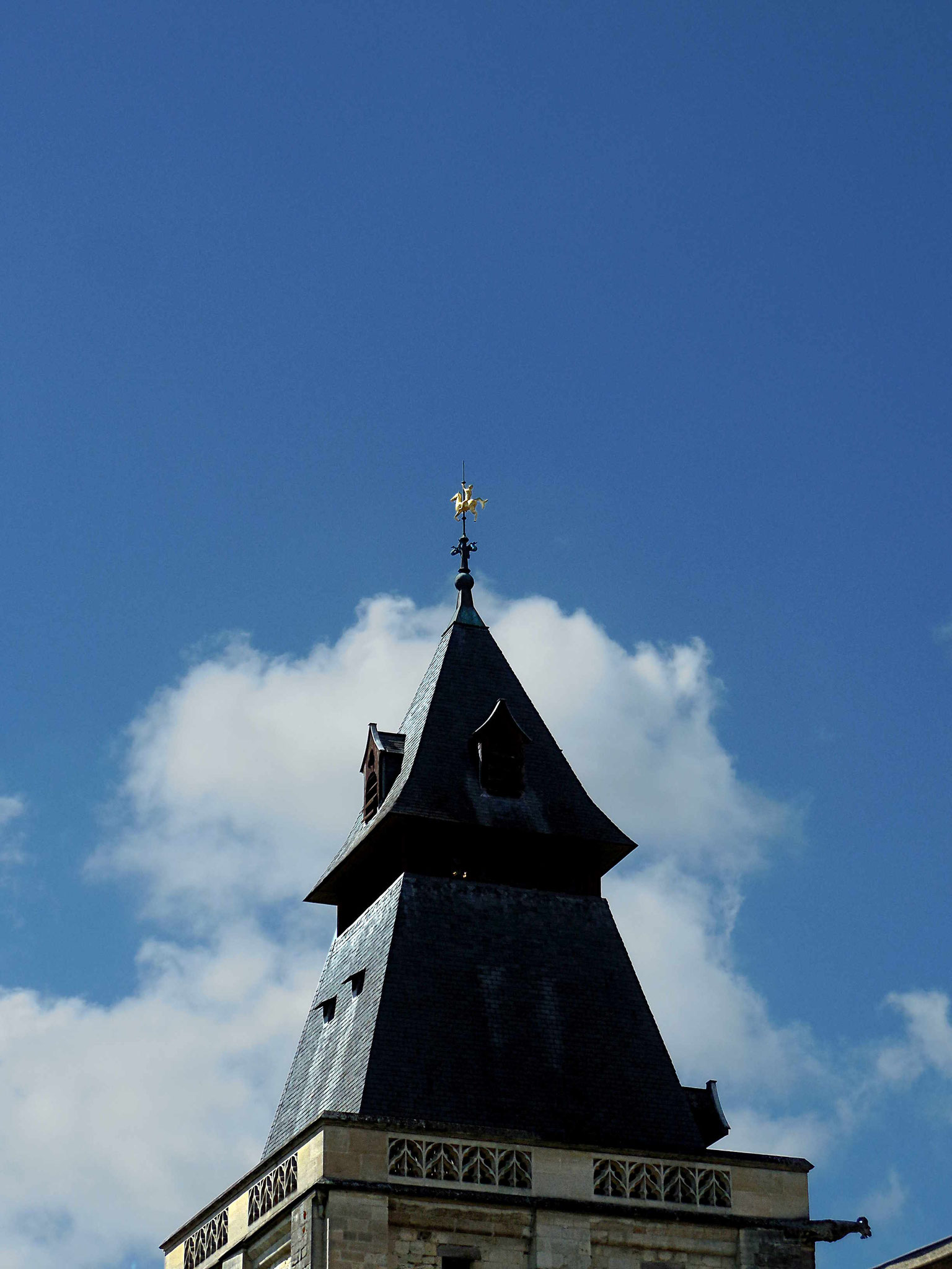 Toiture pyramidale du beffroi /JH