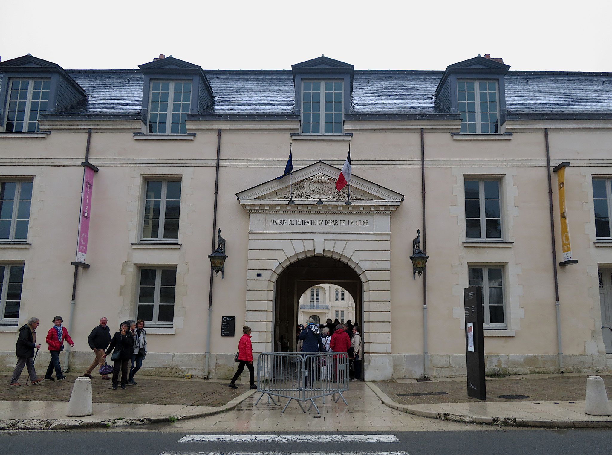 La Cité, l'entrée côté rue