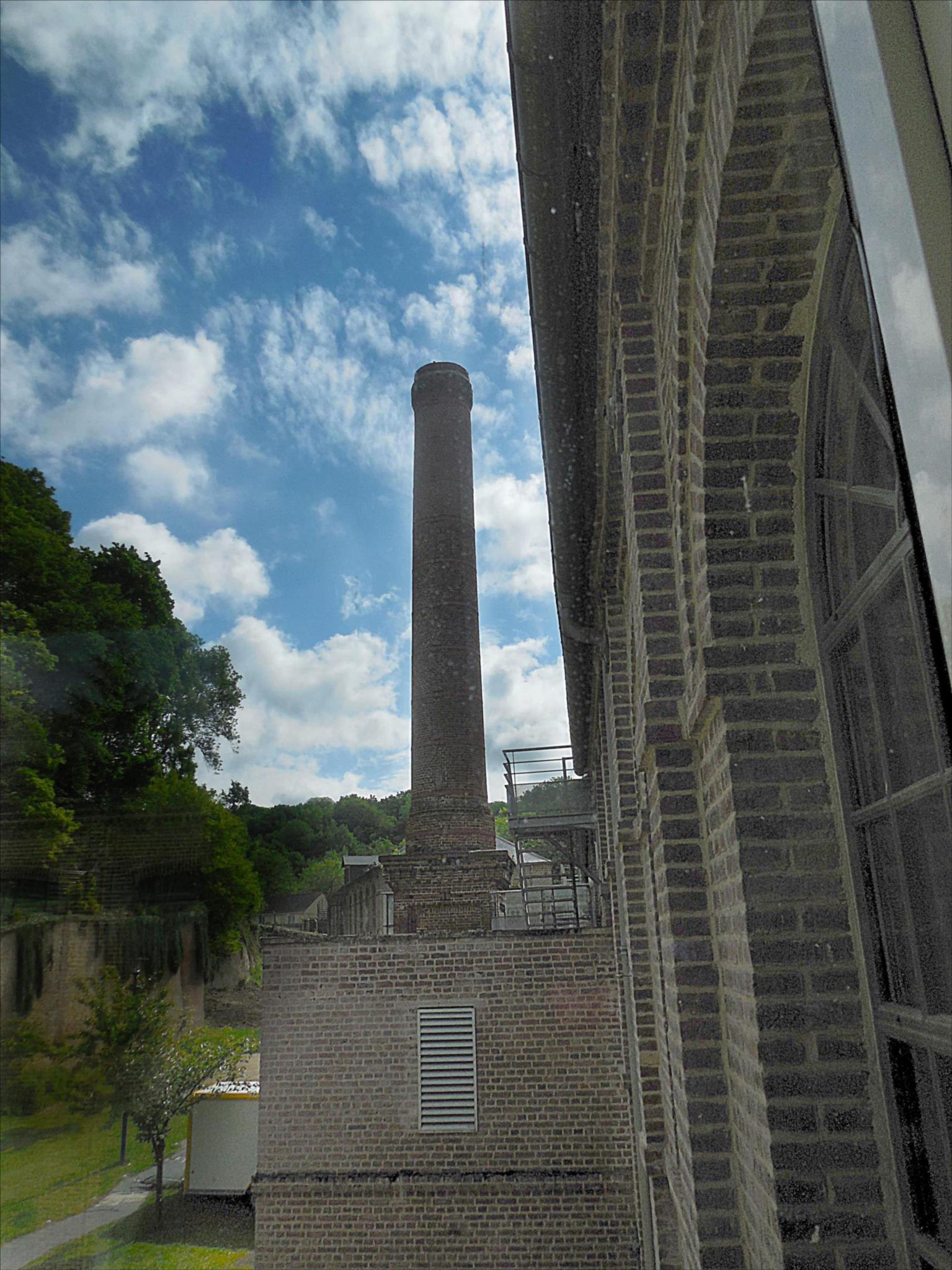 Vue sur l'ancienne cheminée de l'usine