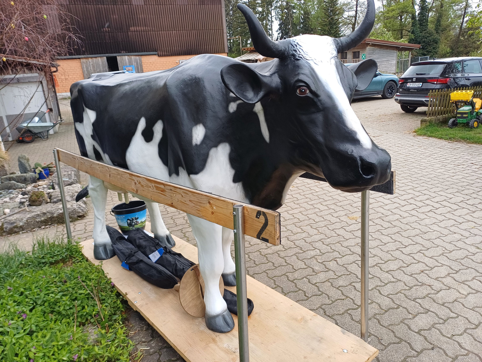 Lovley ist für alle da, die gerne einmal das Melken versuchen möchten.en.