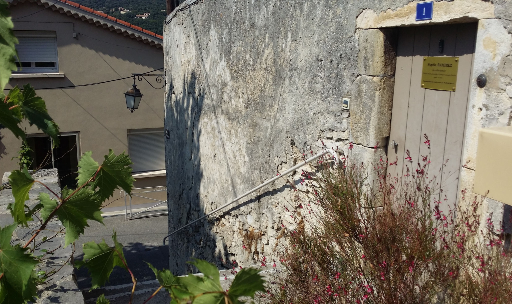 La "montée du Colombier" est en fait un escalier qui vous conduira à la porte du cabinet..