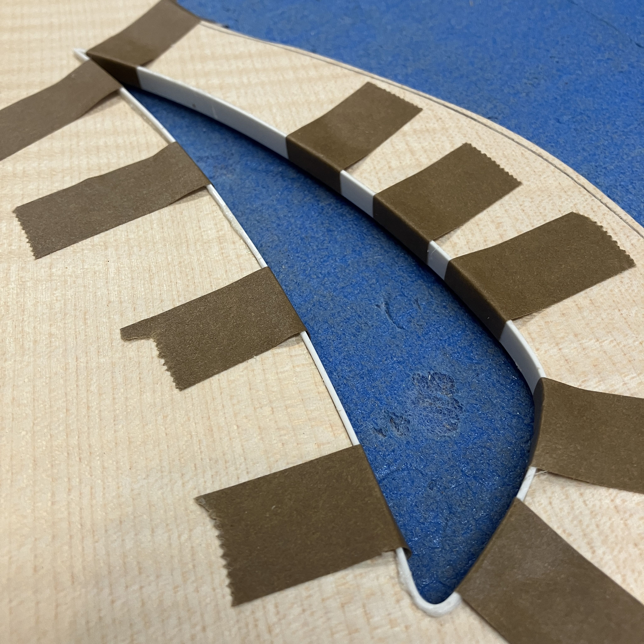 Glueing the soundhole inlay
