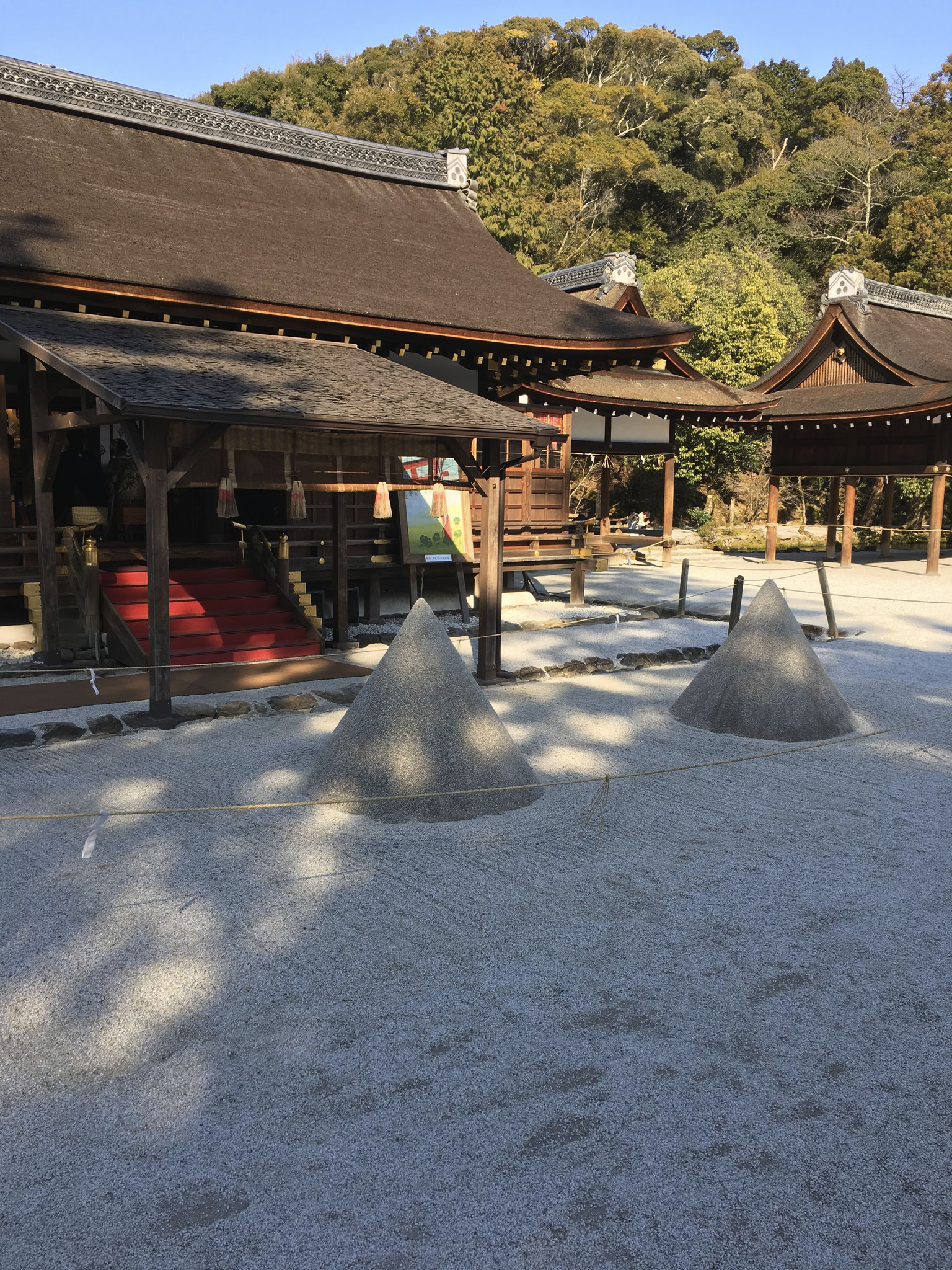 上賀茂神社にある 神が降臨した神山を模した「立砂」はパワースポット。