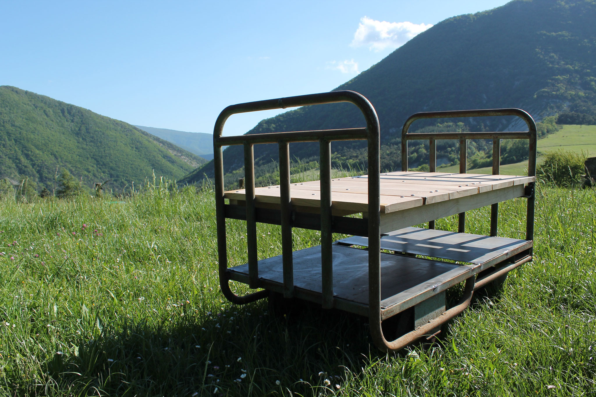 Banquette de jardin à roulettes - chariot de manutention, métal et chêne