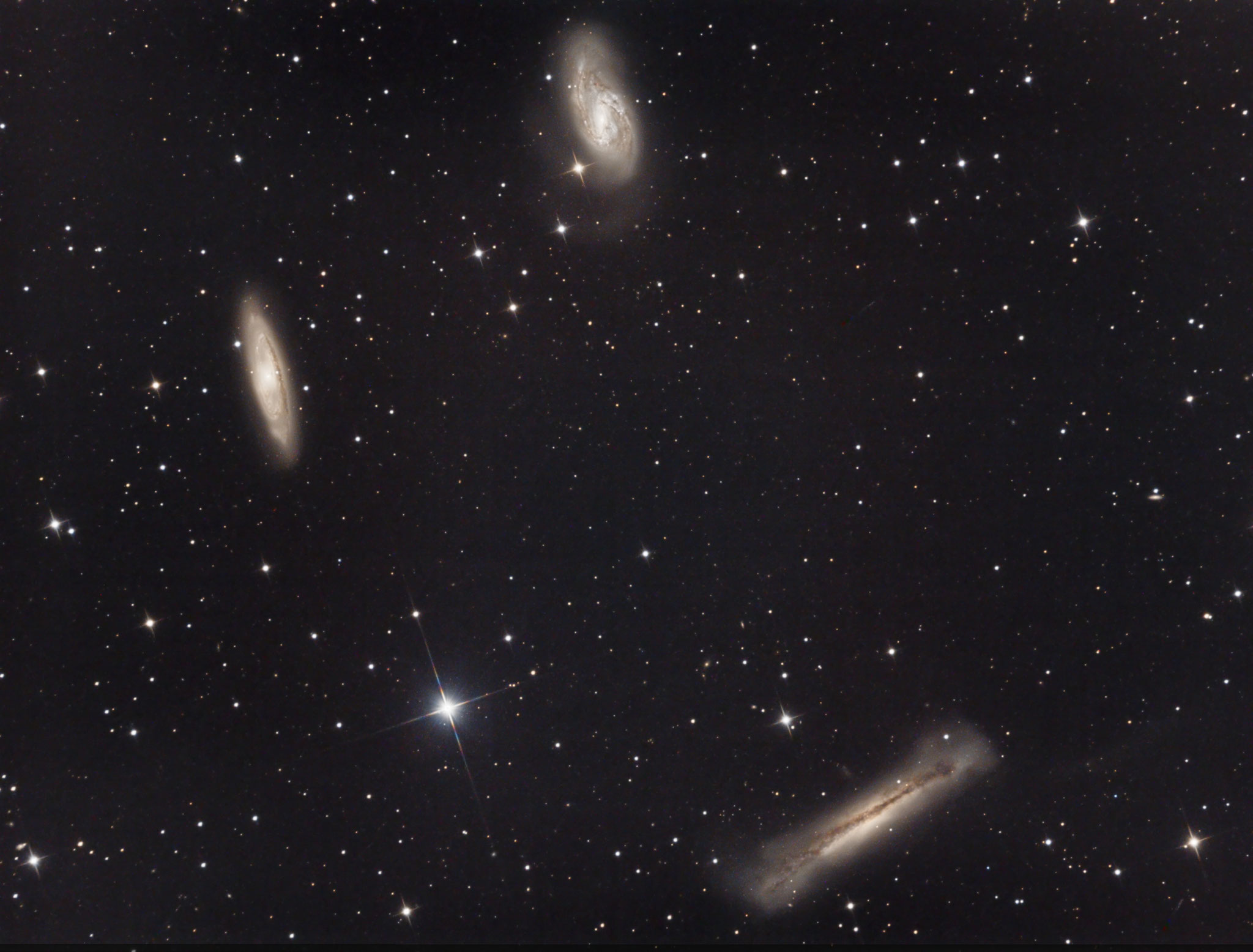 le Triplet du Lion, M65 (gauche), M66 (haut), NGC3628 droite en bas, février 2017, Fabien