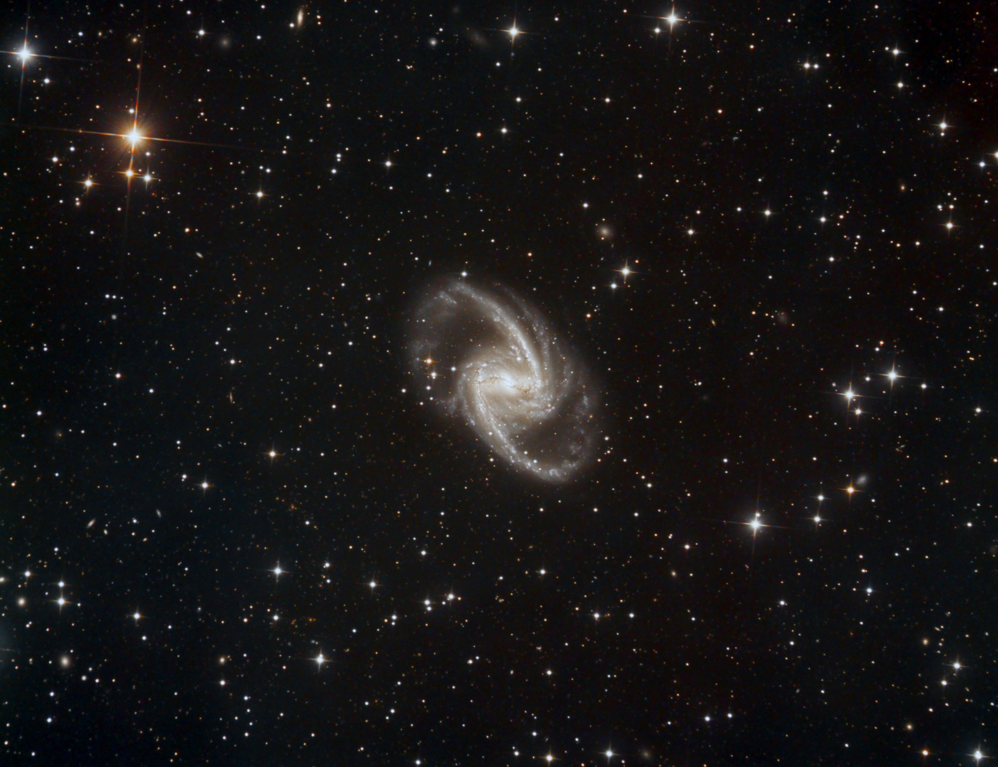 NGC 1365 à 56 millions d'al dans la constellation du Fourneau. diamètre 200 000 al, 2 fois plus grande que notre Galaxie, T355, Janvier 2019
