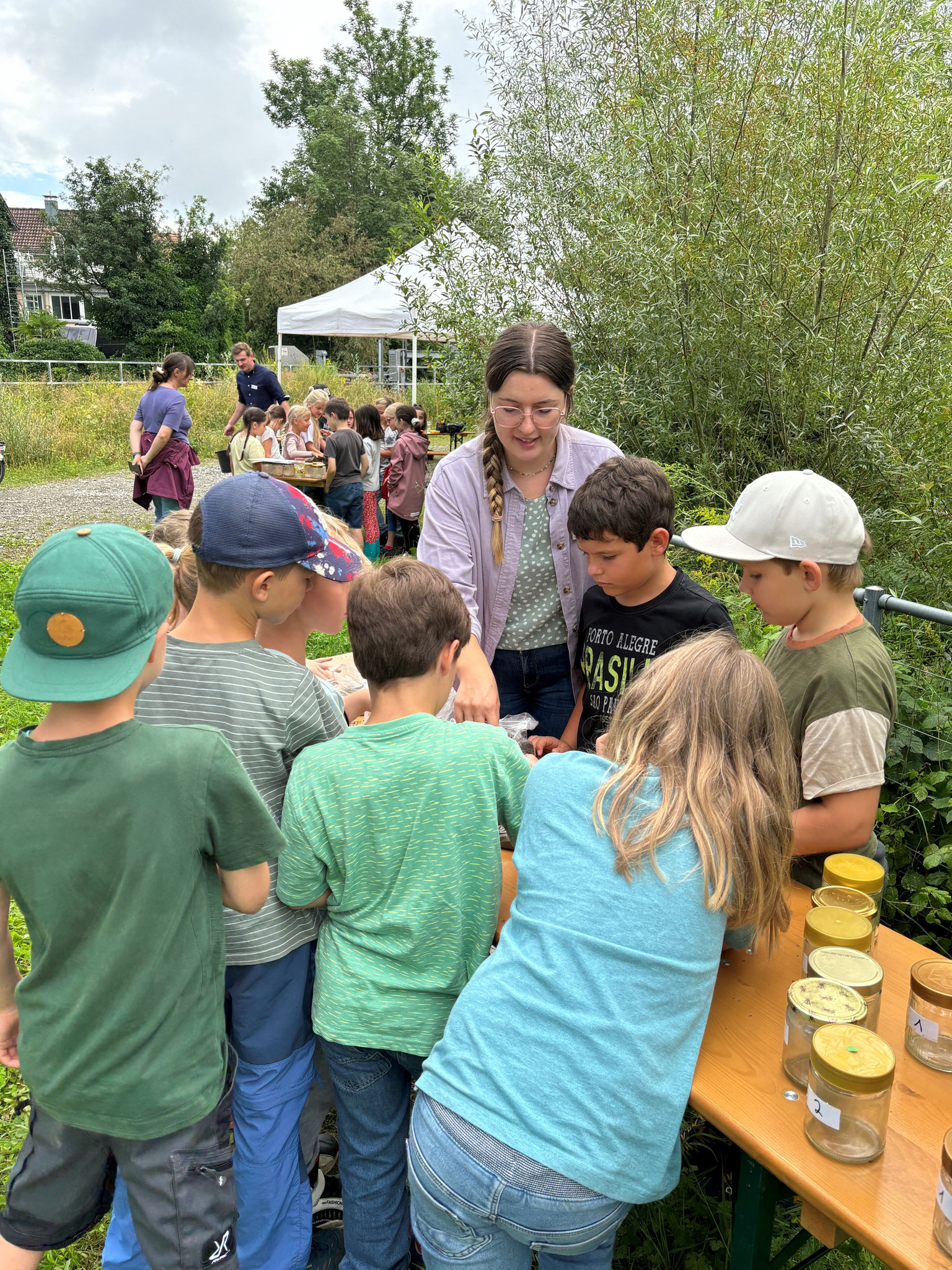Madeleine Jäger vom Landwirtschaftsamt Ravensburg erklärt die Struktur des  Waldbodens 