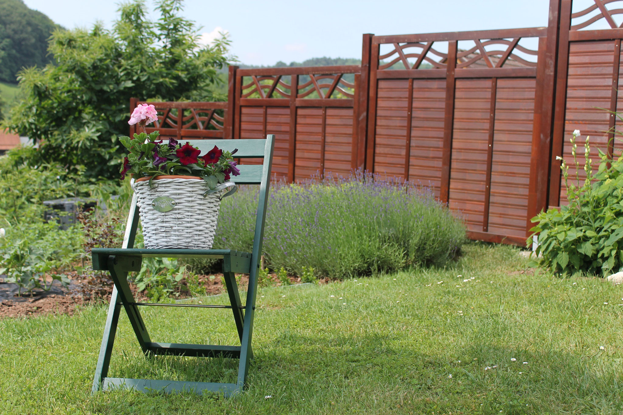 Schöne Gartengestaltung passend zur Pergola