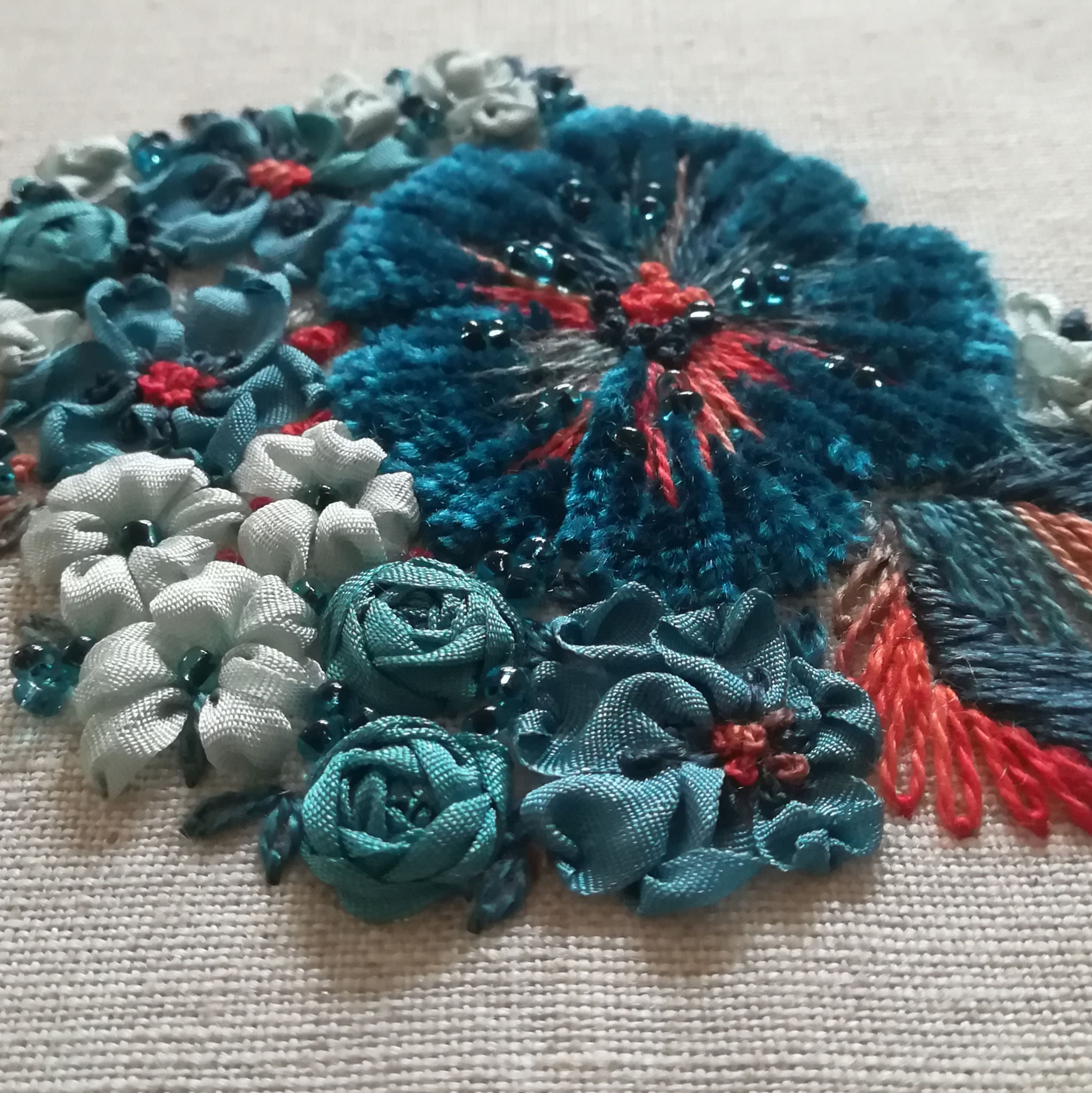 Seidenbänder, Chenille, Perlen