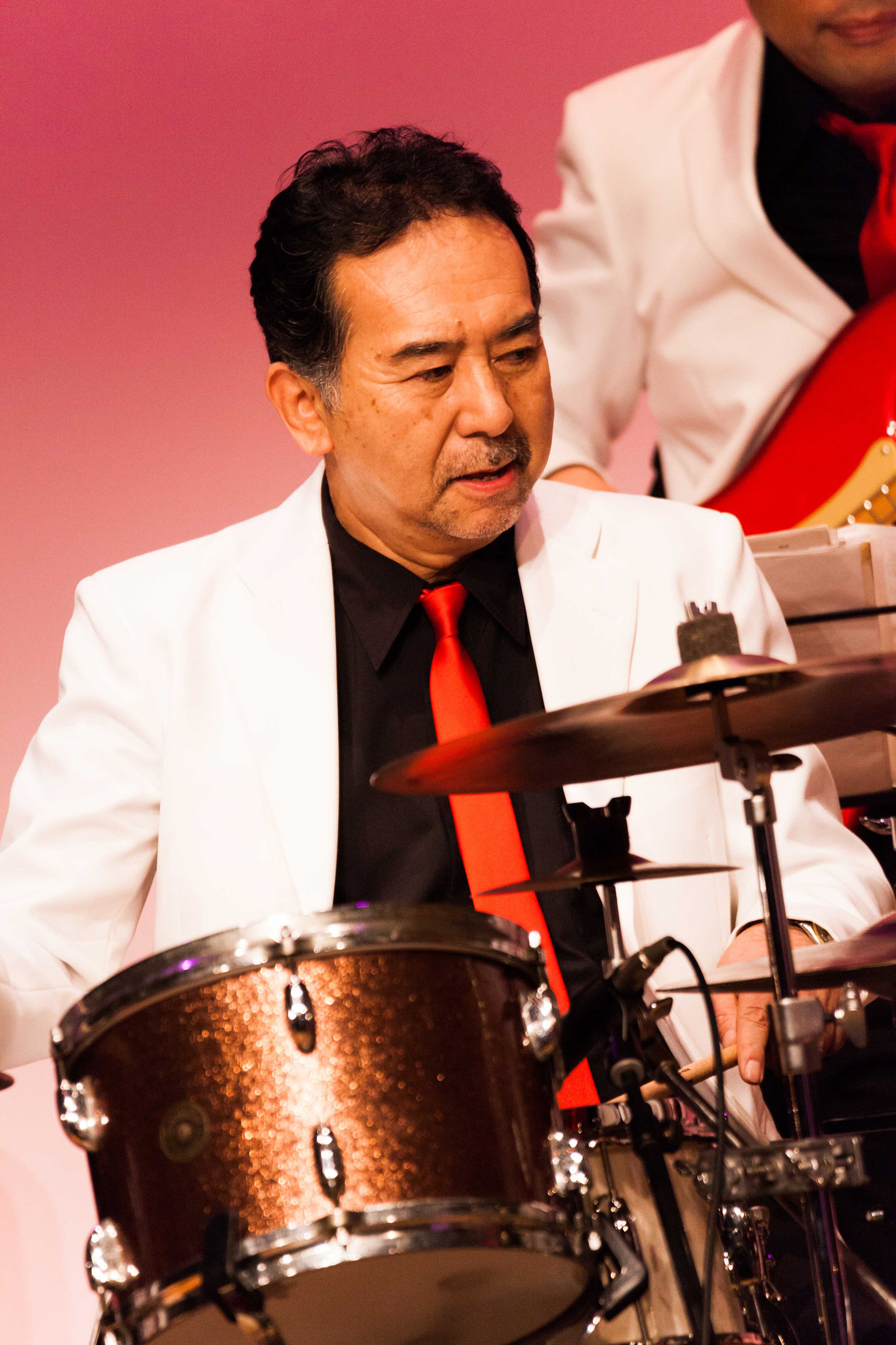 籠利達郎（drums）