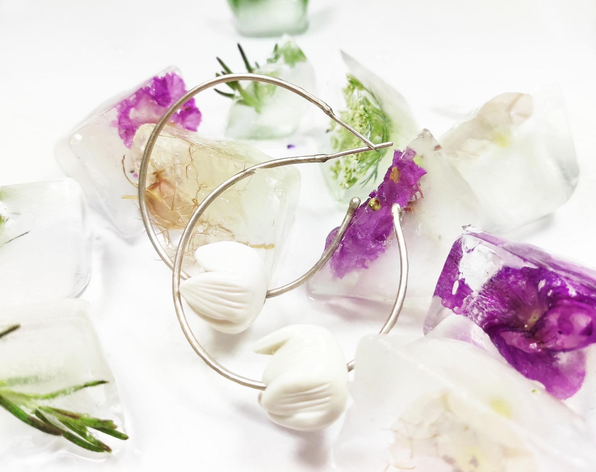 Cerchi in argento con fiore in porcellana 