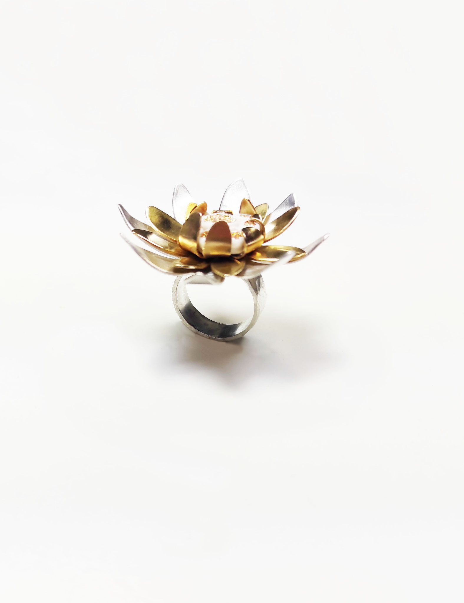 Progetto Stella alpina -Anello in argento, ottone bagno oro, porcellana con oro
