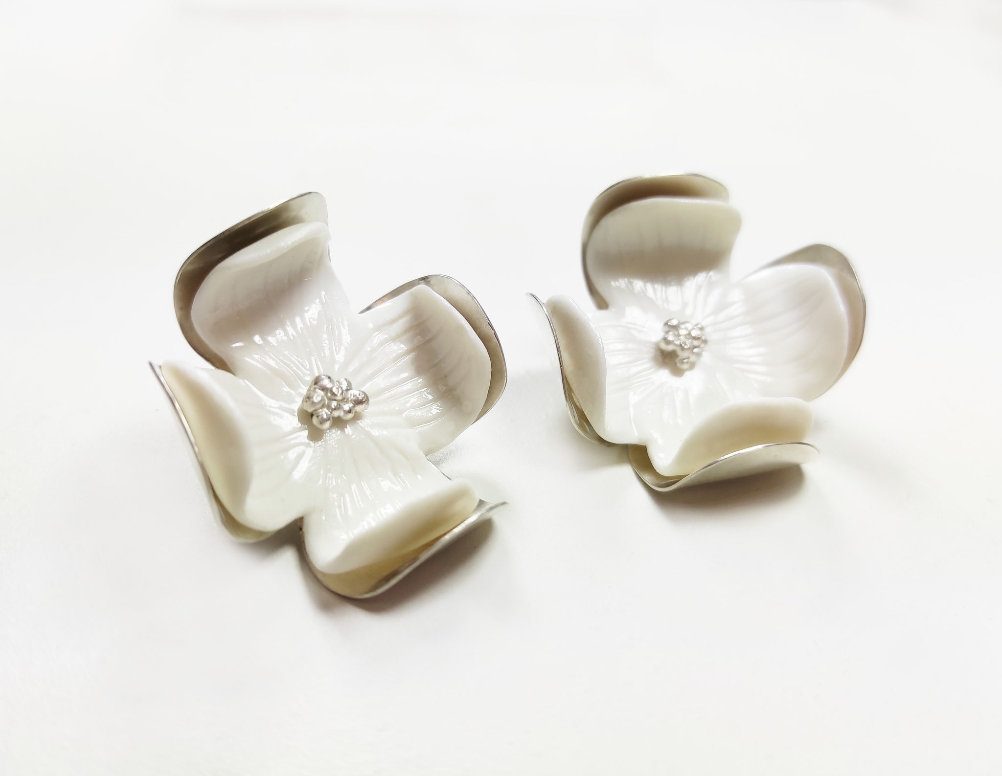 Modello a fiore grande con petali in argento e porcellana 