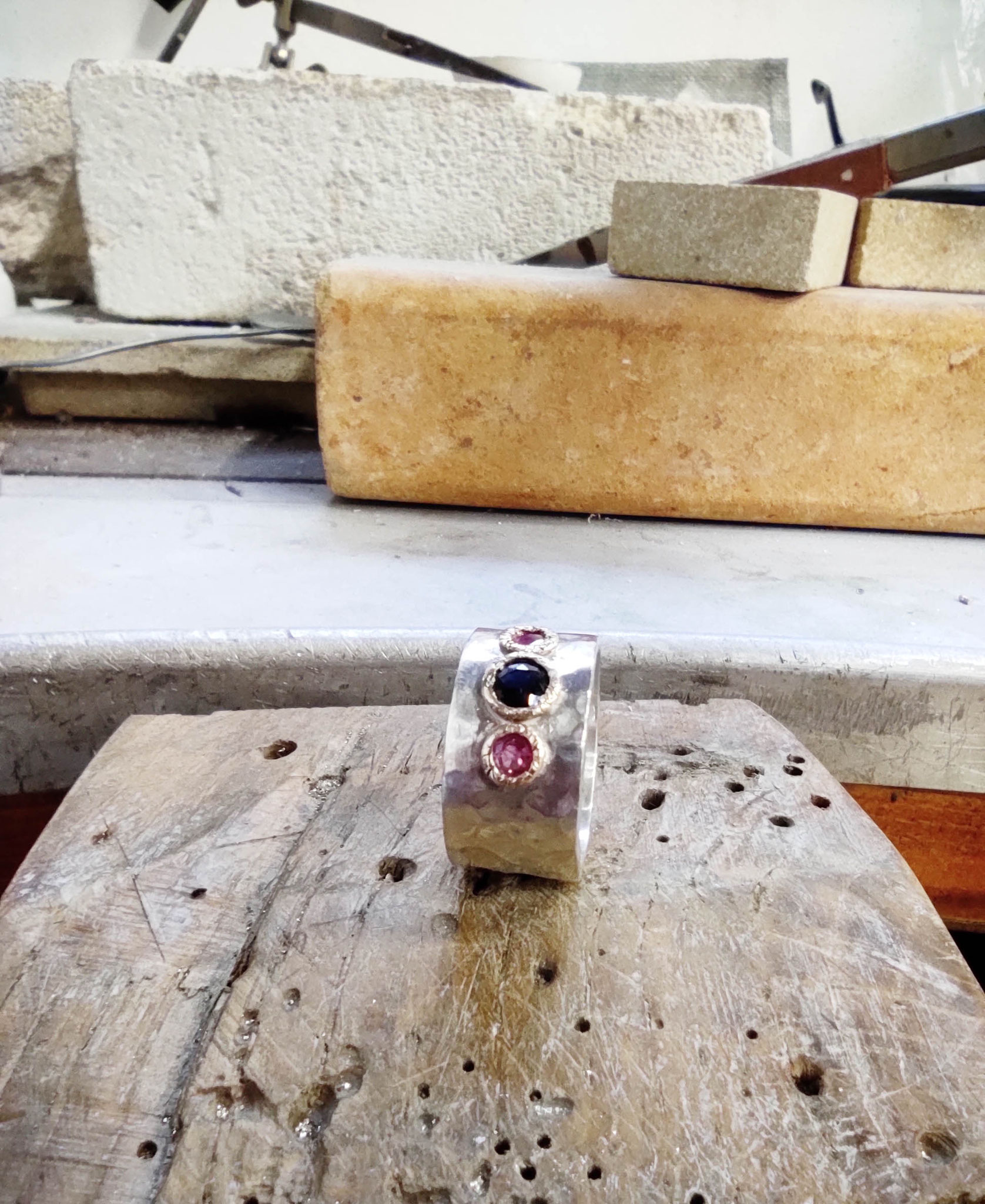 Anello a fascia in argento con rubini e zaffiro 