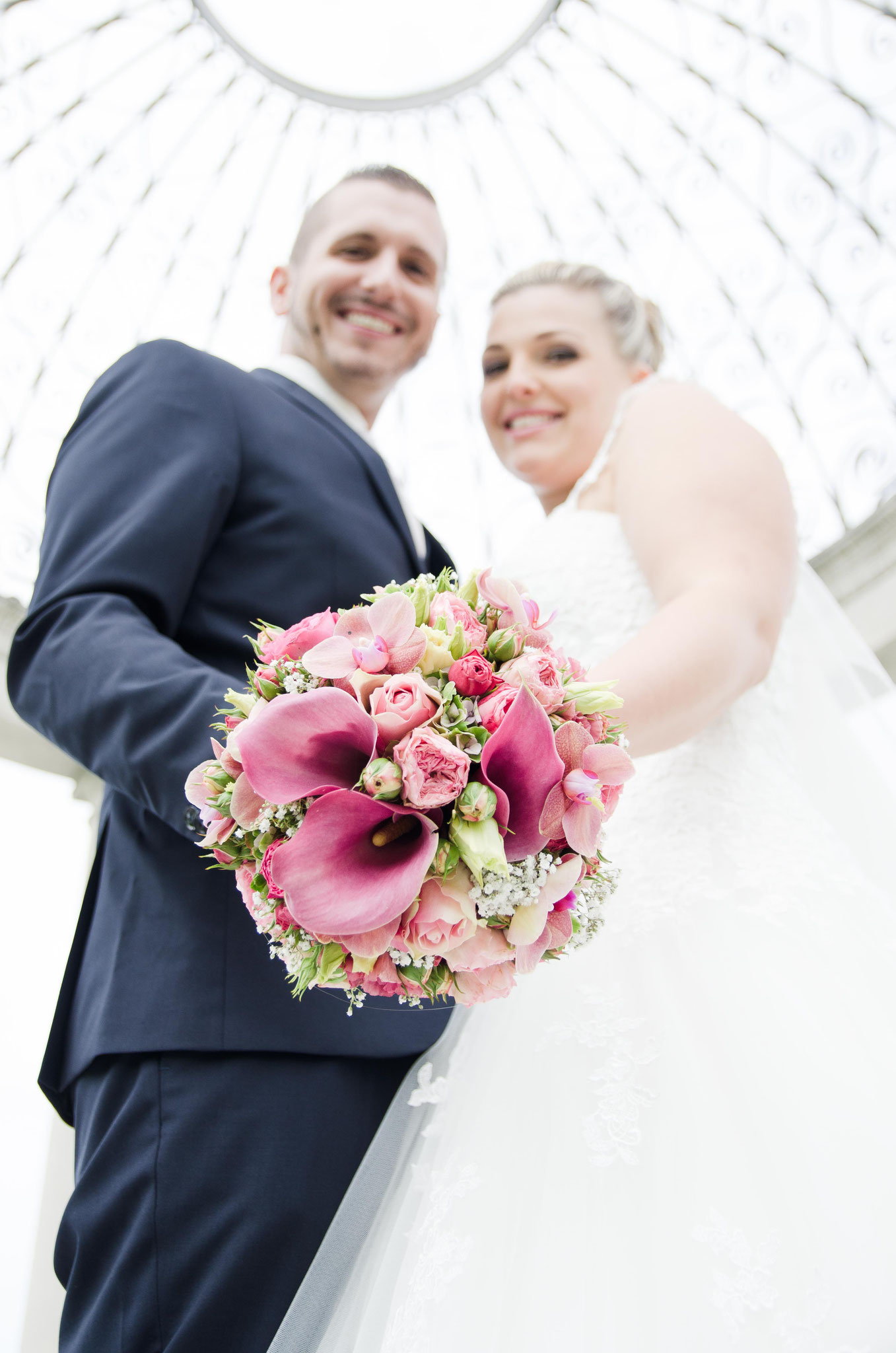 Hochzeitsfotograf in Ortenau Daniel Keller / Felix-Burda Park Paar mit Brautstrauß