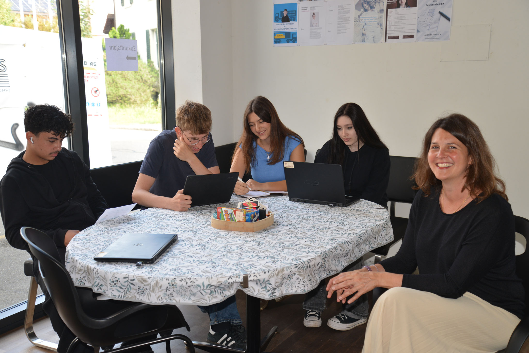 In der Küche ist es doch am Schönsten! Karin Furrer (rechts) mit Jugendlichen im Gespräch und bei der Arbeit.
