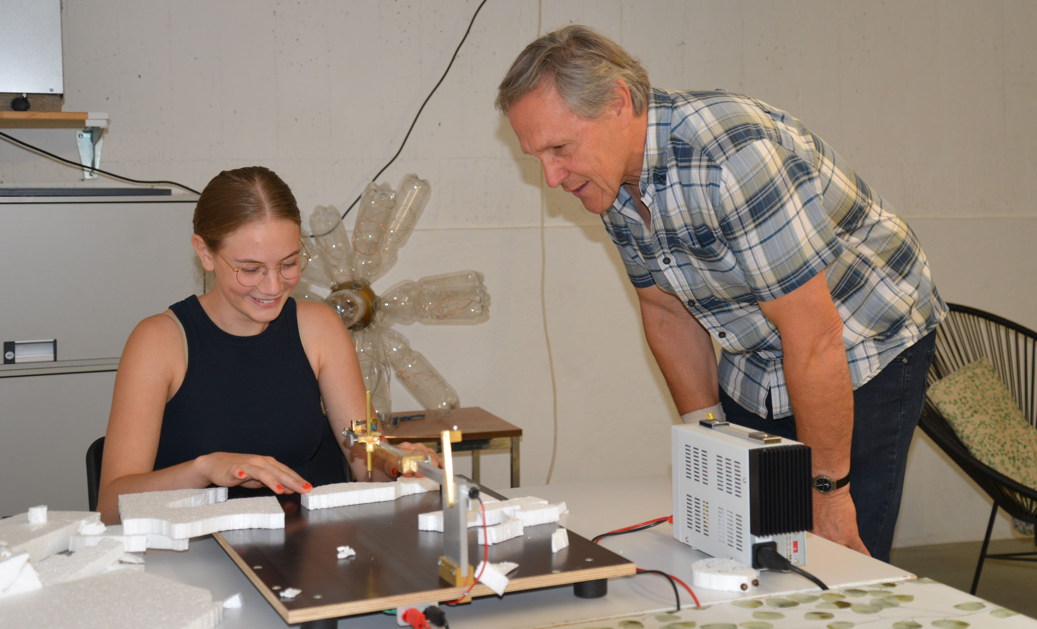 Leo Stocker, unser Kreativ-Profi, erklärt die von ihm selbst gebaute Styropor-Schneidmaschine. 
