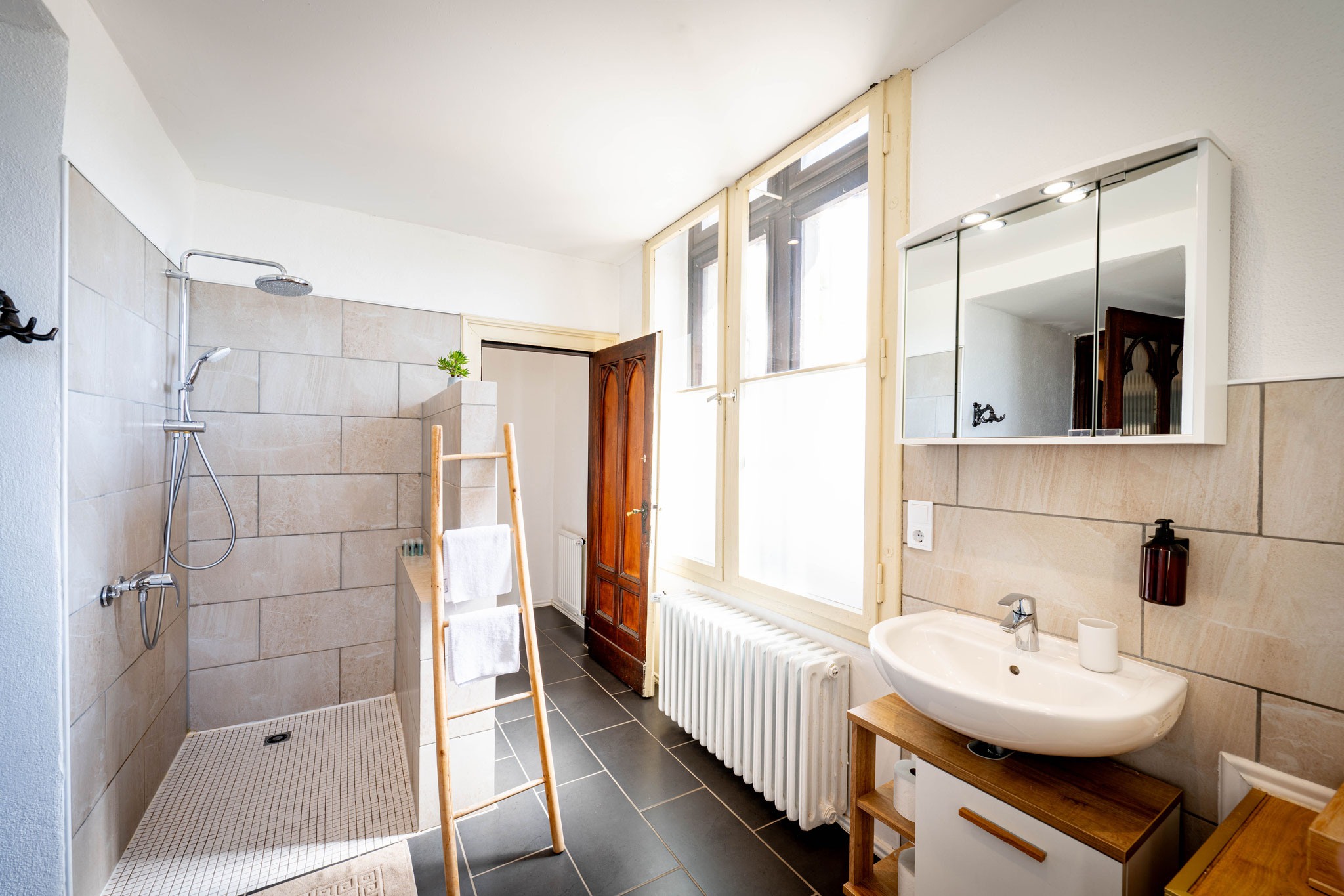 Badezimmer mit großer Regendusche 