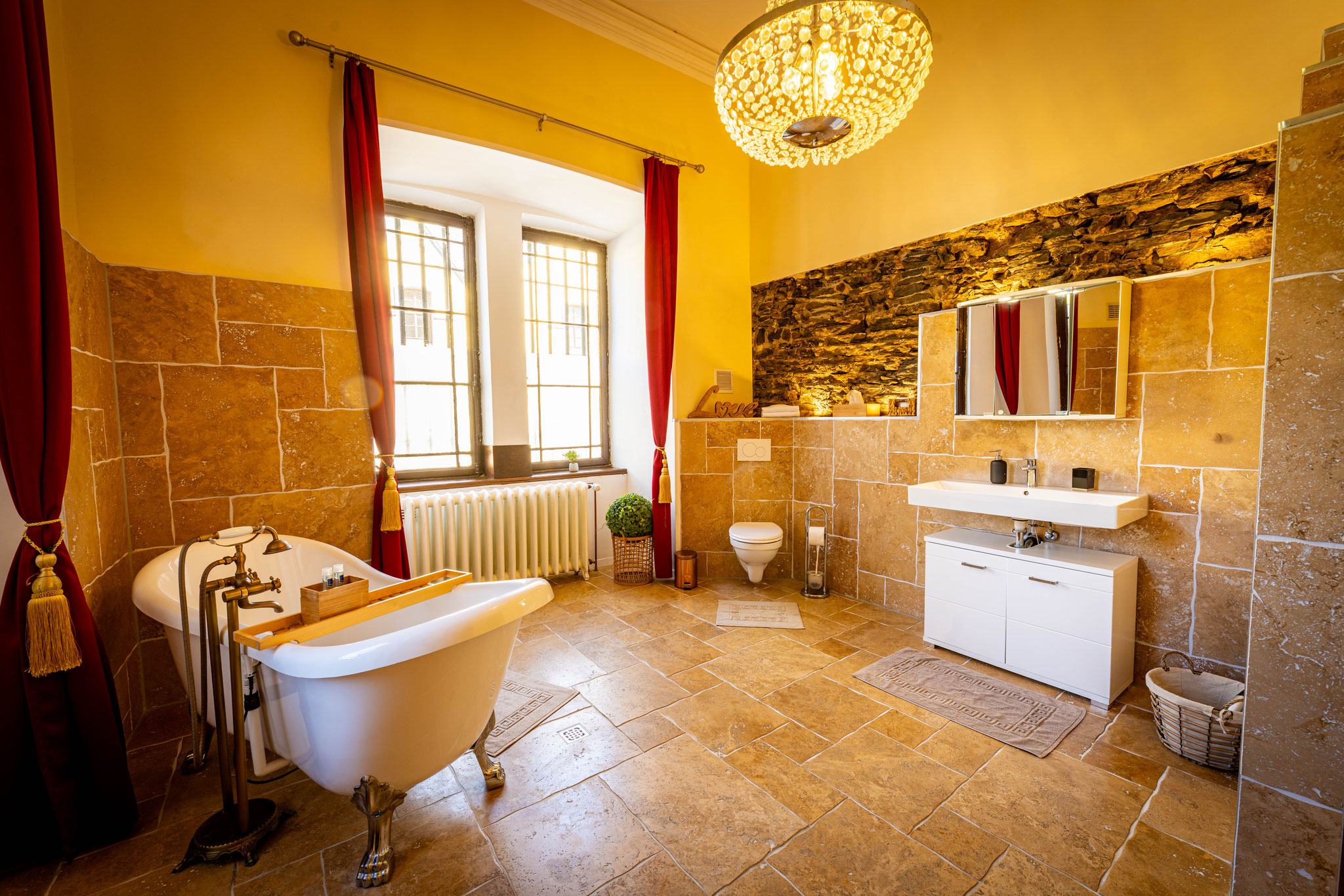 Freistehende Badewanne im Hellen Badezimmer 