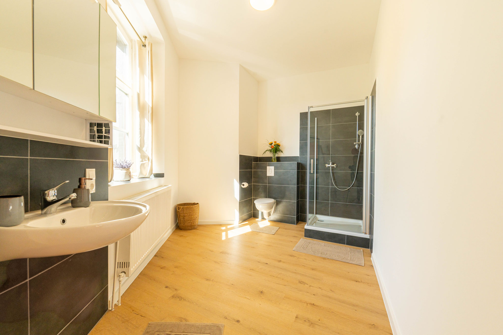 Helles und modernes Badezimmer