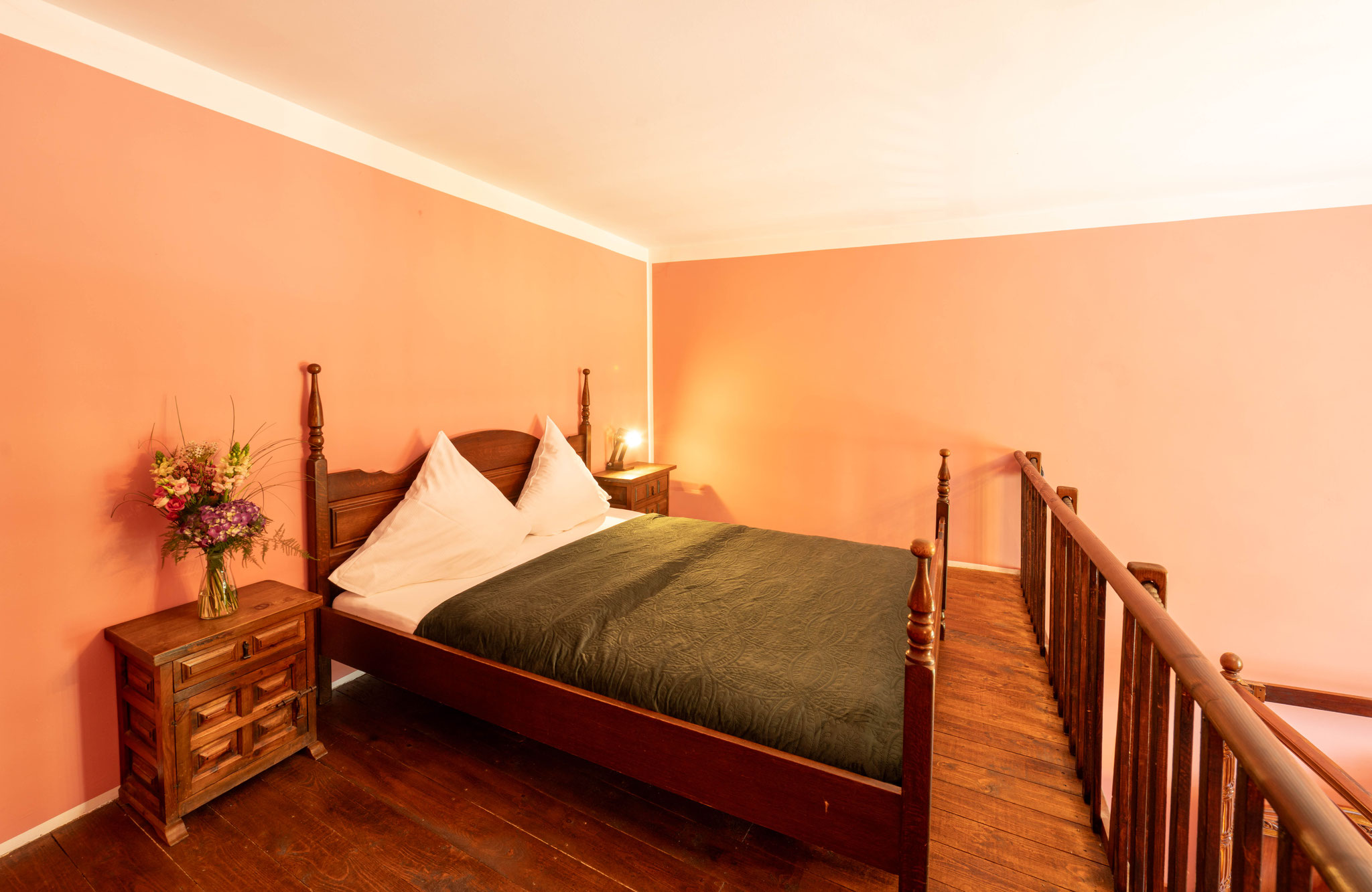 Charmante Empore mit Doppelbett 