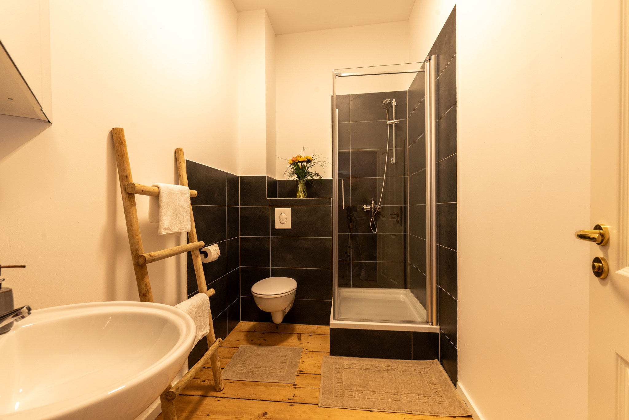 Modernes Badezimmer mit Dusche 