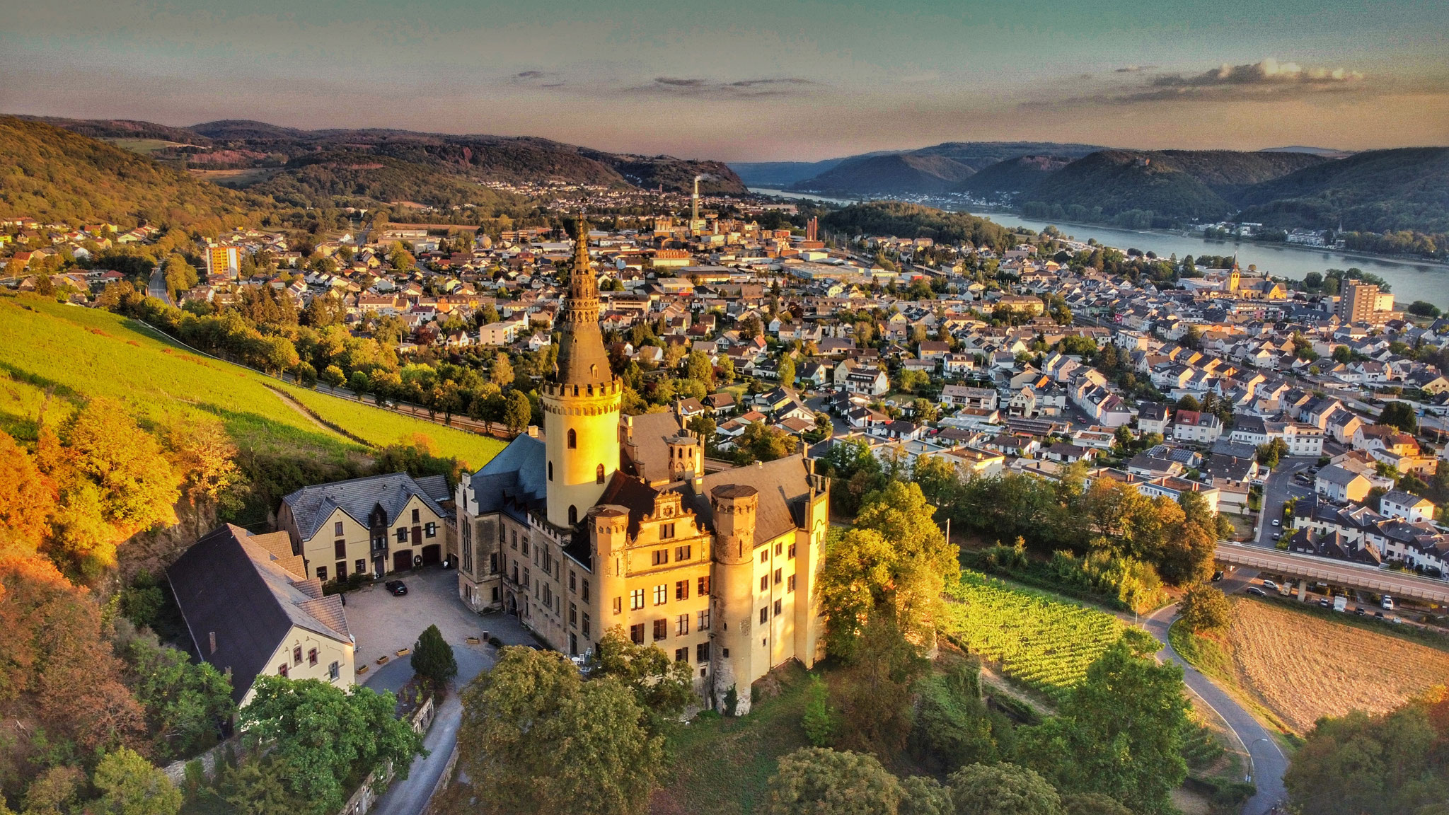 Drohnenaufnahme mit Blick über Bad Hönningen