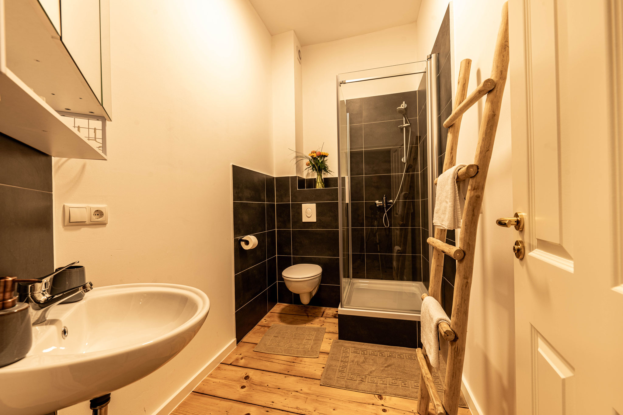 Modernes kleines Badezimmer 
