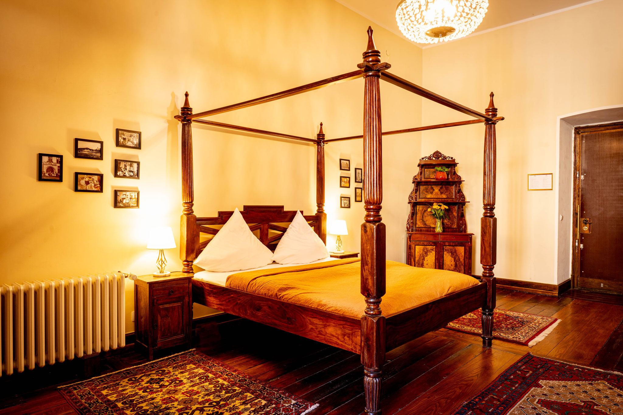 Großes Himmelbett im rustikalem Stil 