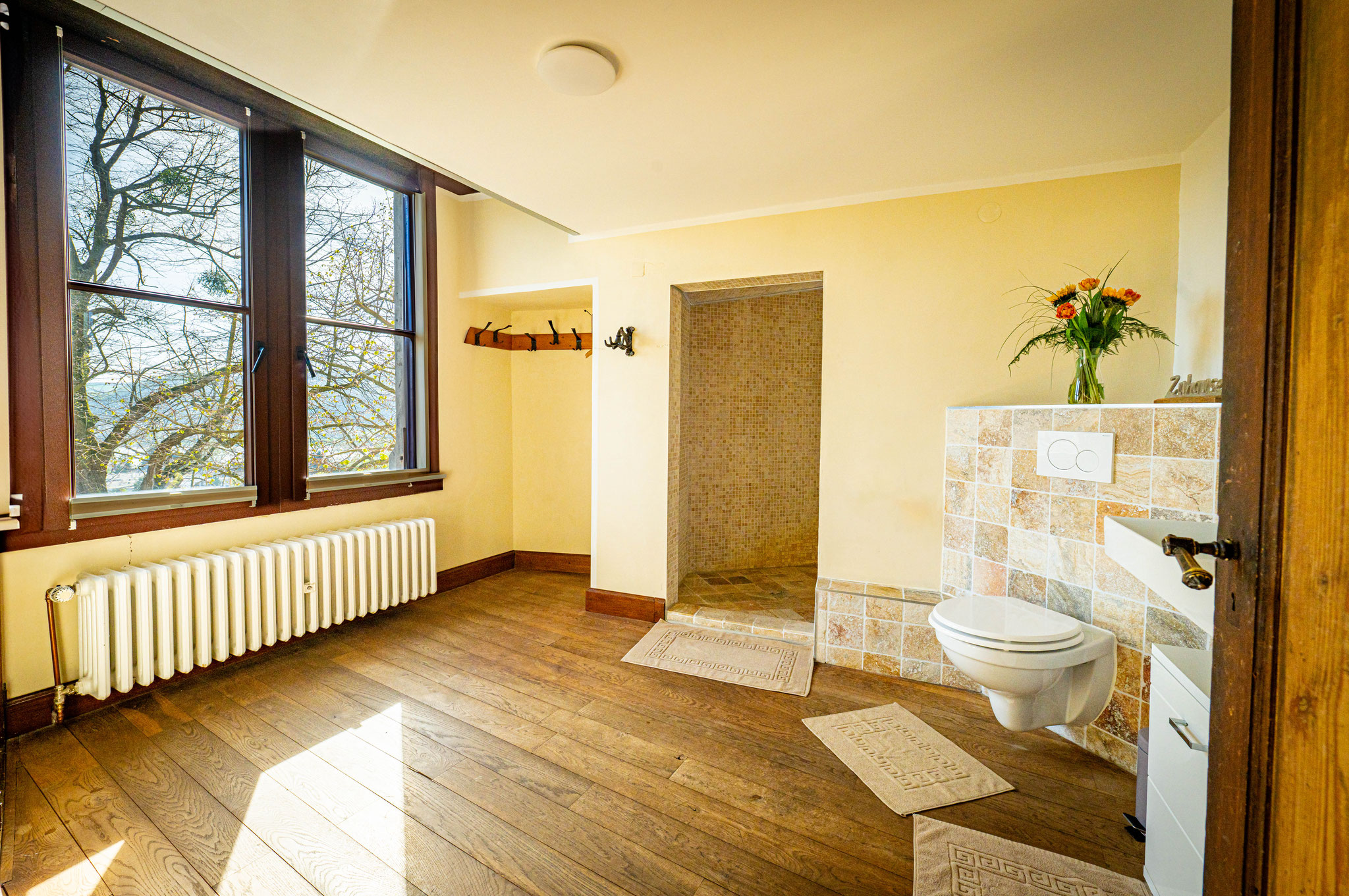 Großzügiges Badezimmer mit Luxuriöser Dusche 