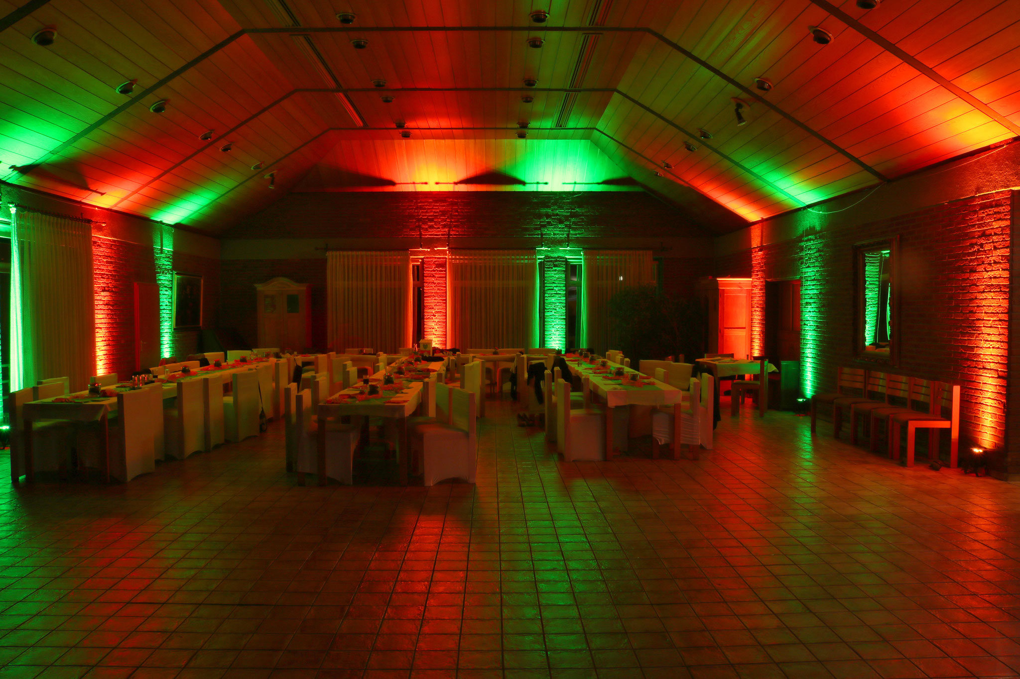Saalbeleuchtung mit LED-Scheinwerfern
