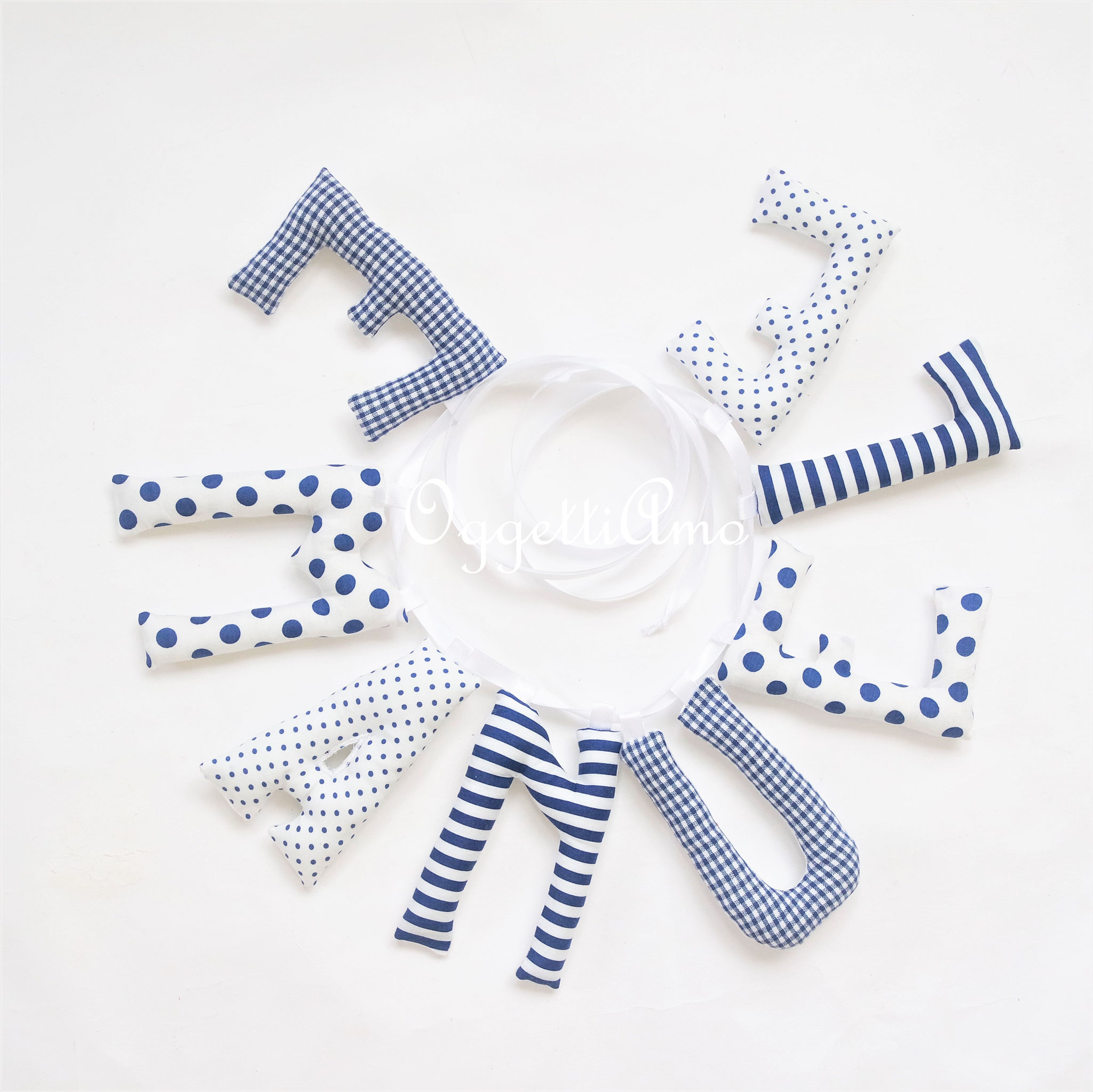 Un'idea regalo per la nascita di Emanuele: una ghirlanda di lettere imbottite blu e bianca