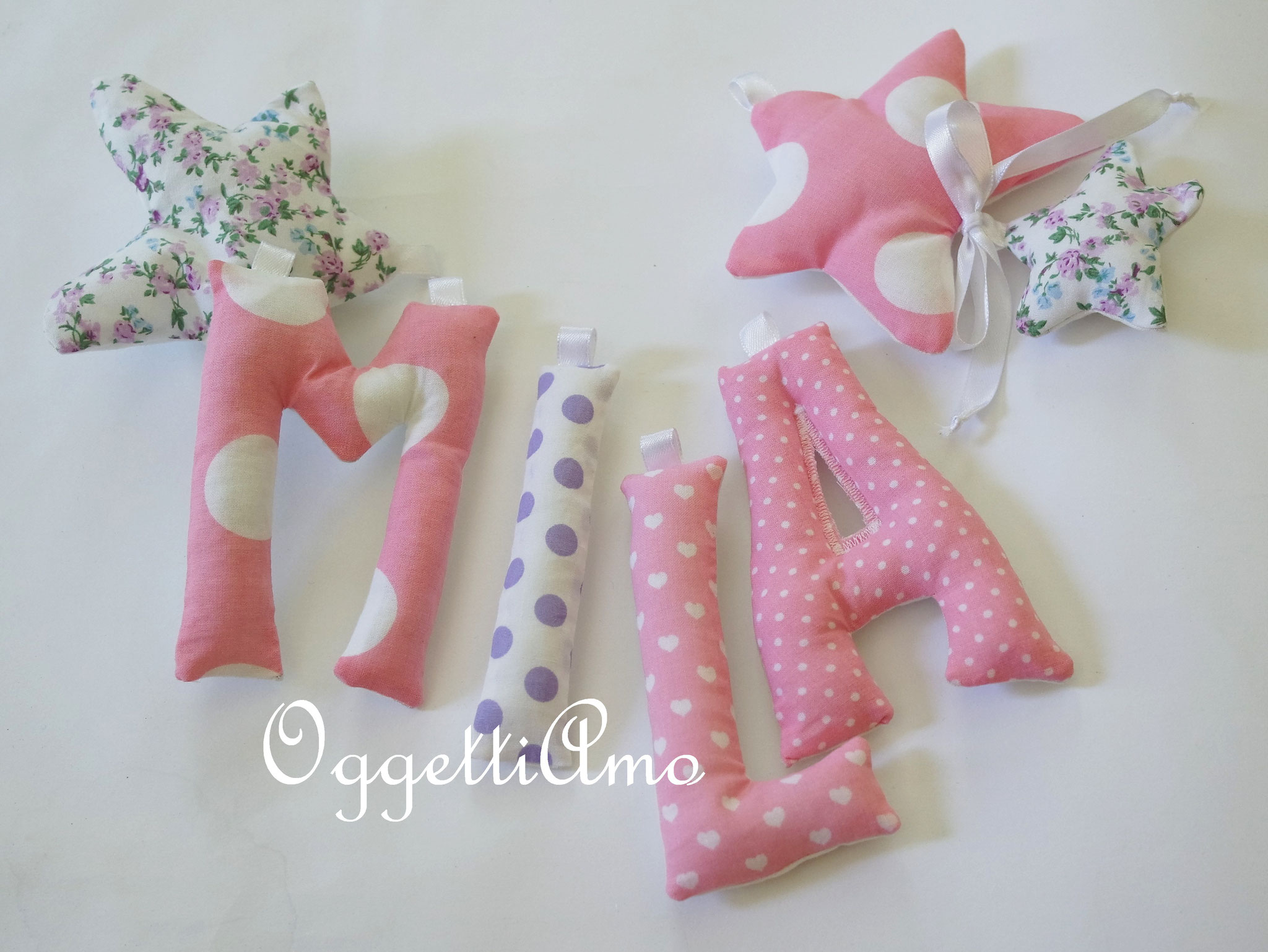 Romantiche letterine rosa con decorazioni a stella lilla per il compleanno di Mila