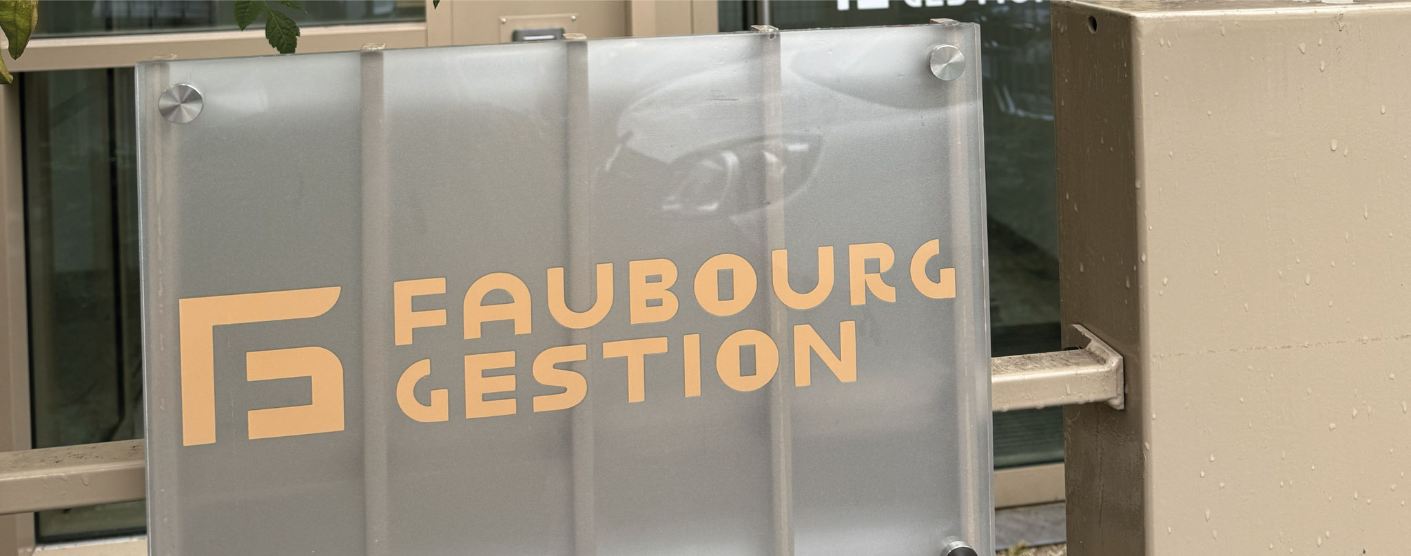 panneau publicitaire marquage véhicule professionnel à Lyon lettrage adhésif vitrophanie autocollants muraux habillage vitrine enseigne décoration adhésive sur mesure dépoli vinyle microperforé signalétique personnalisée impression logo à Saint Priest