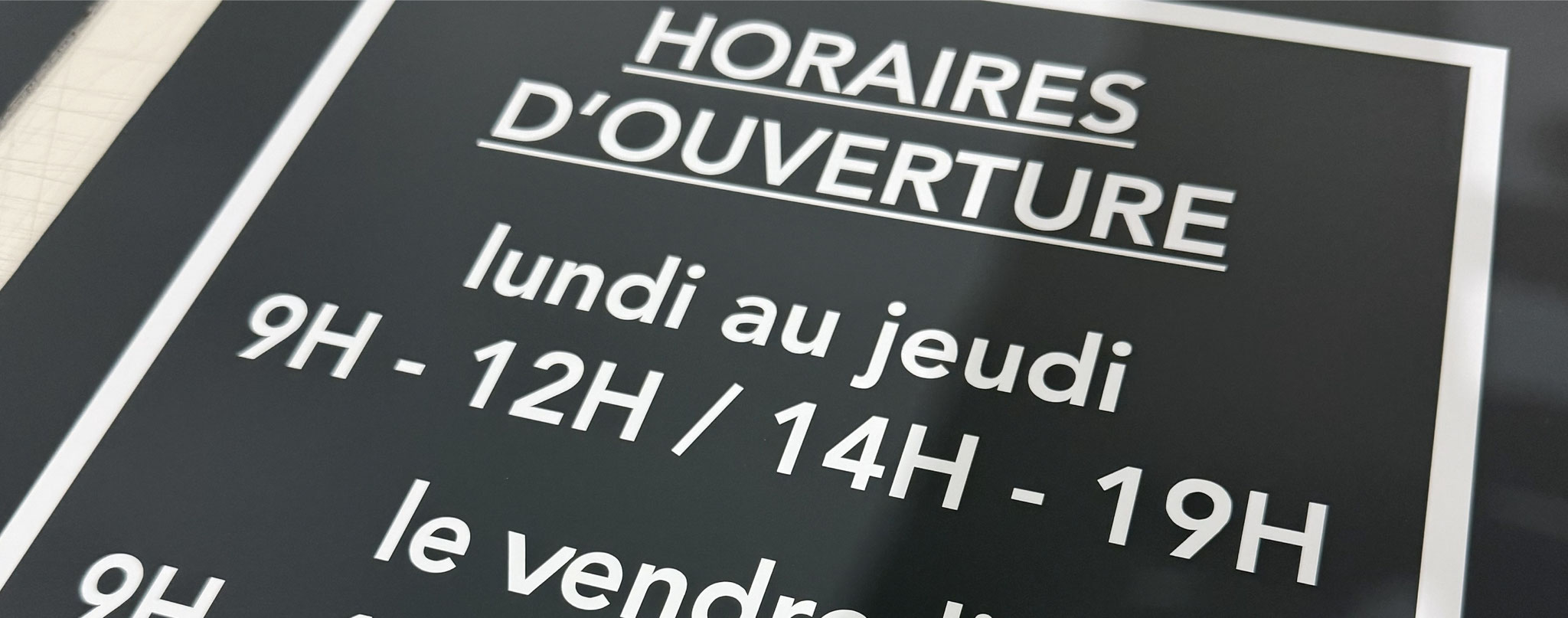 panneau publicitaire marquage véhicule professionnel à Lyon lettrage adhésif vitrophanie autocollants muraux habillage vitrine enseigne décoration adhésive sur mesure dépoli vinyle microperforé signalétique personnalisée impression logo à Saint Priest