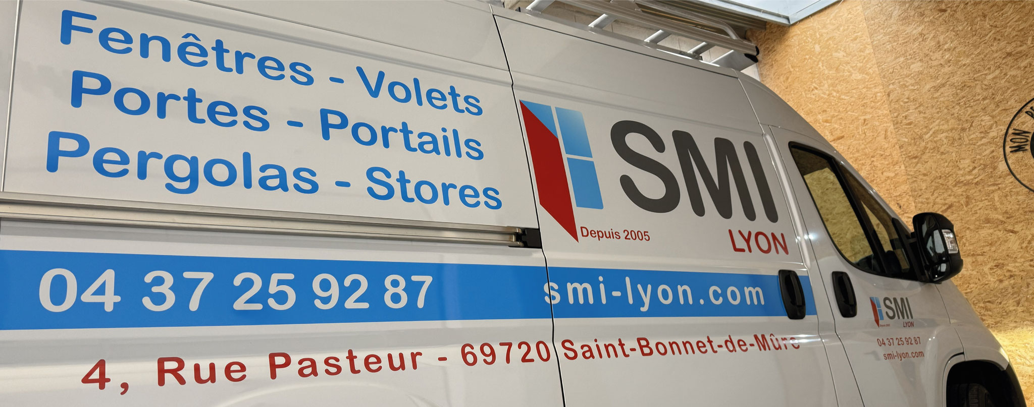 panneau publicitaire marquage véhicule professionnel à Lyon lettrage adhésif vitrophanie autocollants muraux habillage vitrine enseigne décoration adhésive sur mesure dépoli vinyle microperforé signalétique personnalisée impression logo à Saint Priest