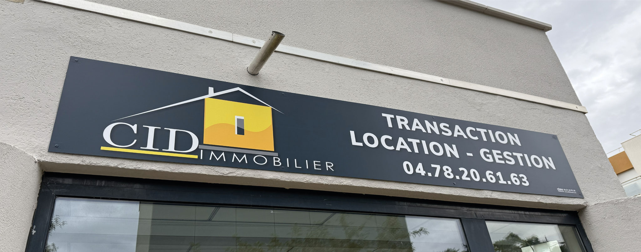 panneau publicitaire marquage véhicule professionnel à Lyon lettrage adhésif vitrophanie autocollants muraux habillage vitrine enseigne décoration adhésive sur mesure dépoli vinyle microperforé signalétique personnalisée impression logo à Saint Priest