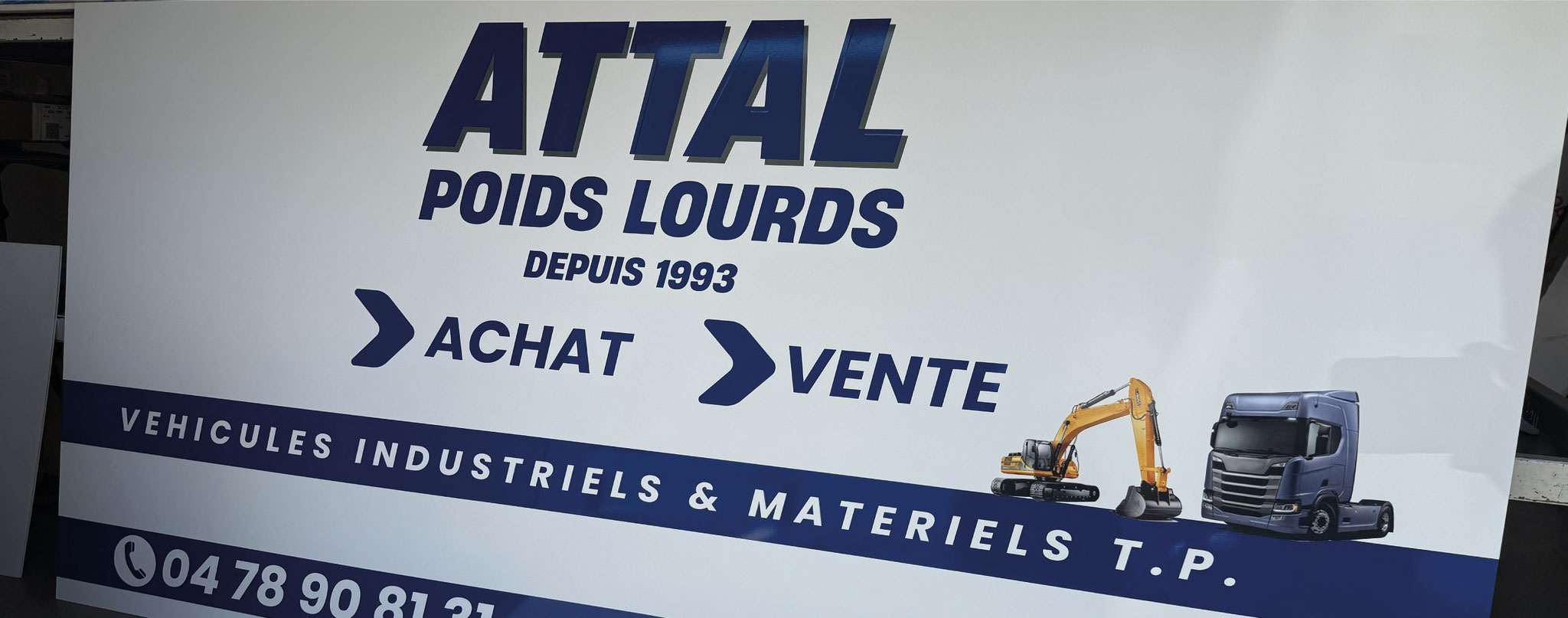 panneau publicitaire marquage véhicule professionnel à Lyon lettrage adhésif vitrophanie autocollants muraux habillage vitrine enseigne décoration adhésive sur mesure dépoli vinyle microperforé signalétique personnalisée impression logo à Saint Priest