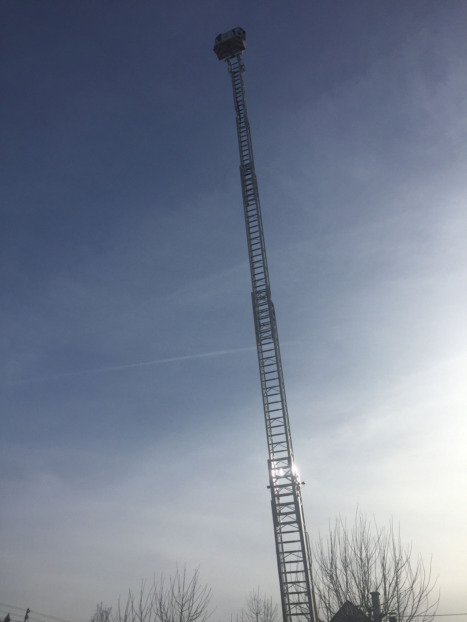 Die Drehleiter der Bopparder Feuerwehr ganz ausgefahren.