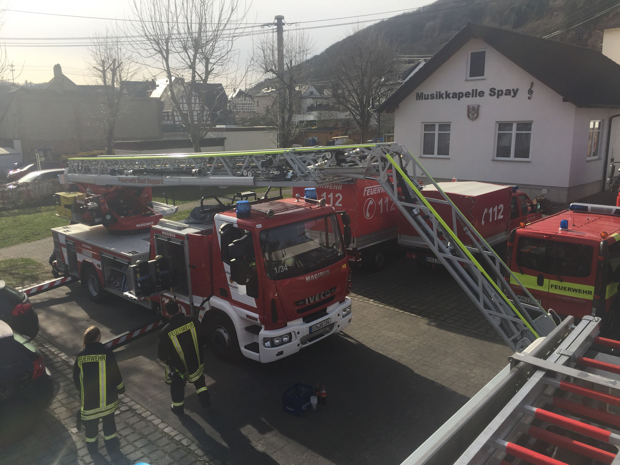 Die Drehleiter der Bopparder Feuerwehr im Einstiegsmodus.